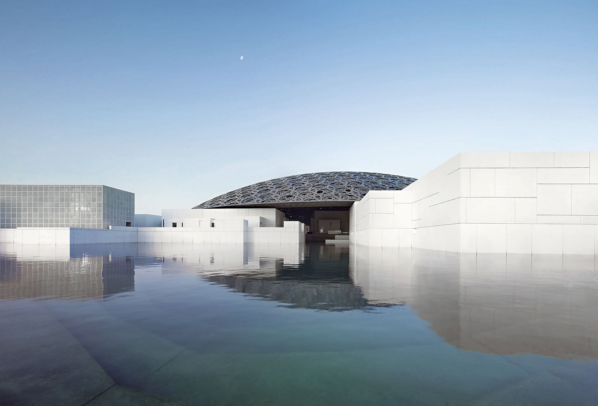 圖為羅浮宮阿布達比（Louvre Abu Dhabi）外觀。作為波斯灣國家推動文化外交與經濟多元化的重要象徵，該館體現阿拉伯聯合大公國透過大型文化建設，積極布局全球藝術市場、提升國際能見度的策略方向。（© Louvre Abu Dhabi）