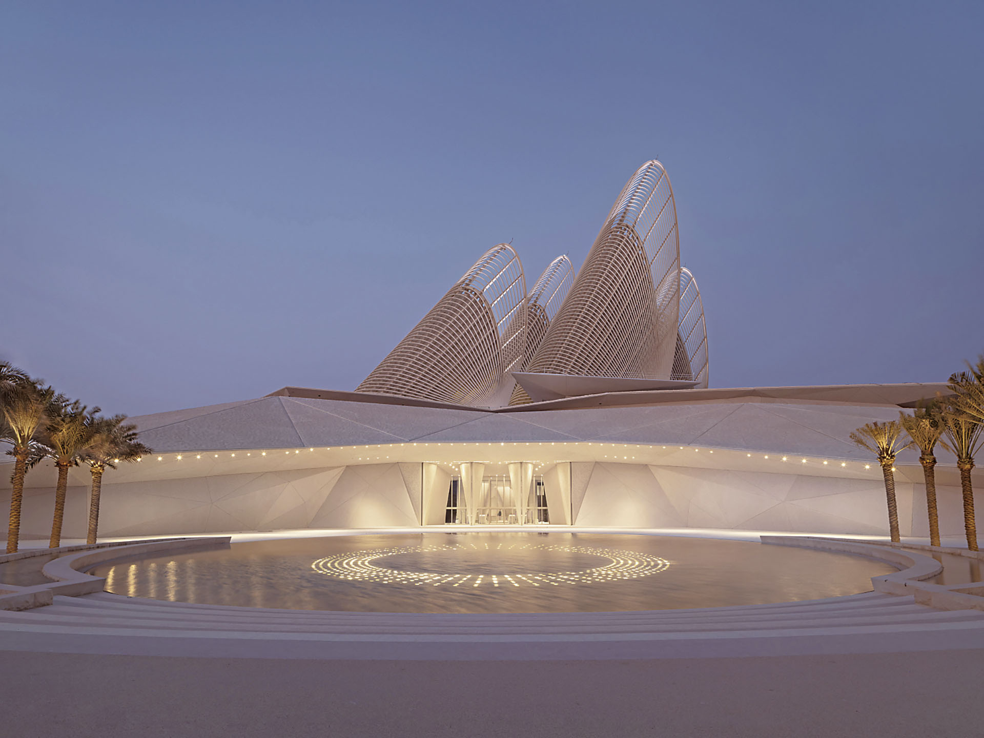 圖為扎耶德國家博物館（Zayed National Museum）外觀。隨著阿布達比羅浮宮於2017年開幕，波斯灣地區陸續推動多項旗艦級博物館計畫，結合主權基金與文化投資，逐步形塑以博物館群為核心的區域軟實力布局。（© Zayed Nati…