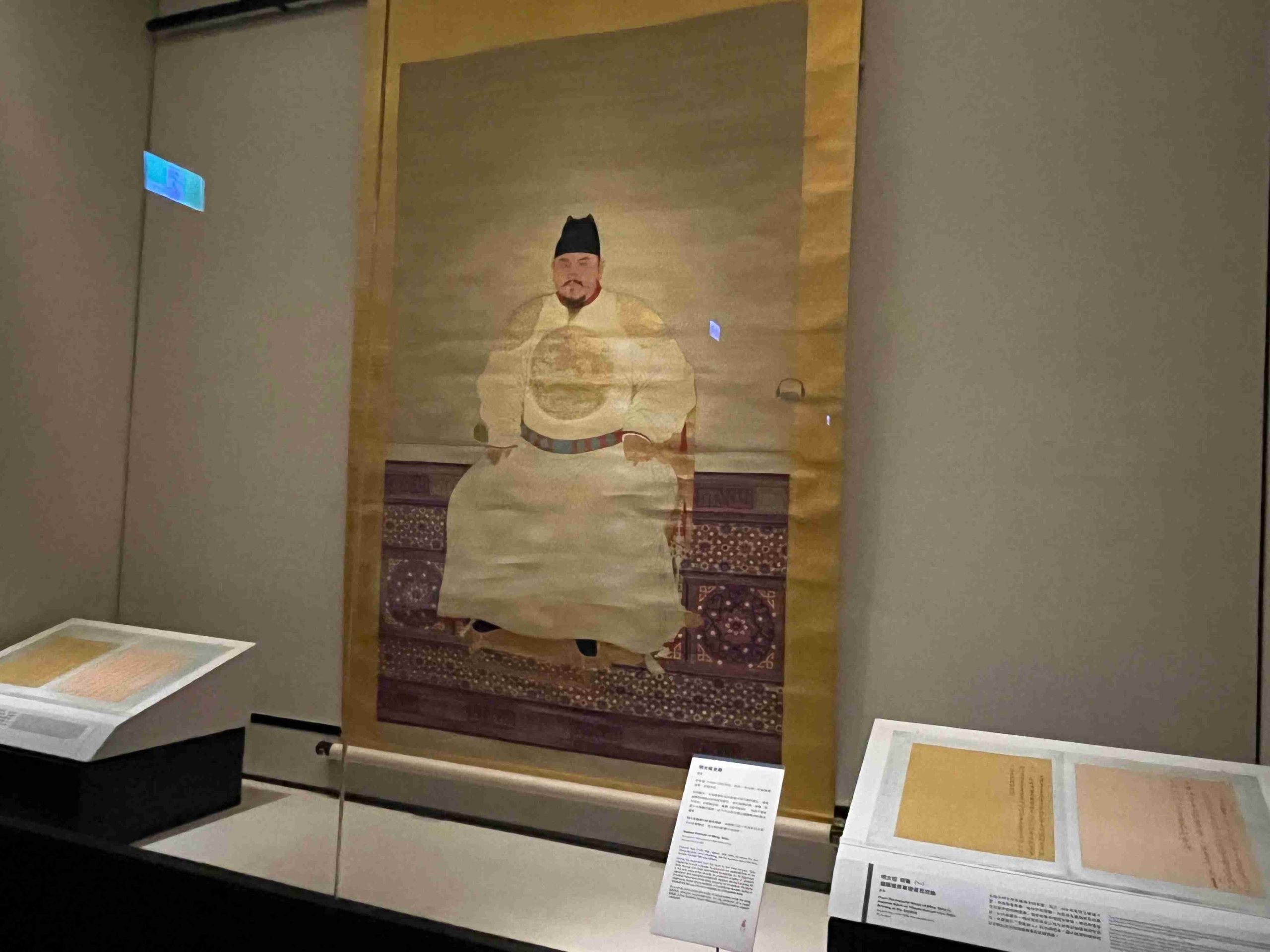 第三單元「以中國為中心的職貢體制」展覽現場，國寶〈明太祖坐像〉亦同場展出。攝影／藍玉琦。