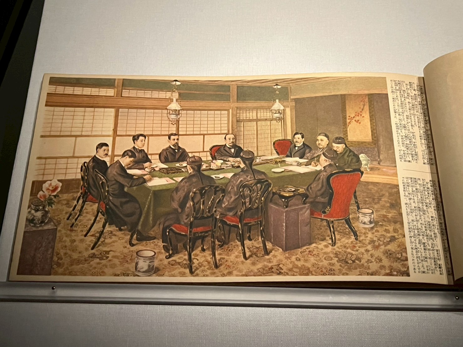 〈「馬關條約」的簽訂〉，刊行於《戰役畫帖．御國之譽》（1936）繪製中日雙方於1895年4月17日在日本下關簽訂《馬關條約》的歷史場景，仁川廣域市立博物館藏，展期2/15至5/10。攝影／藍玉琦。