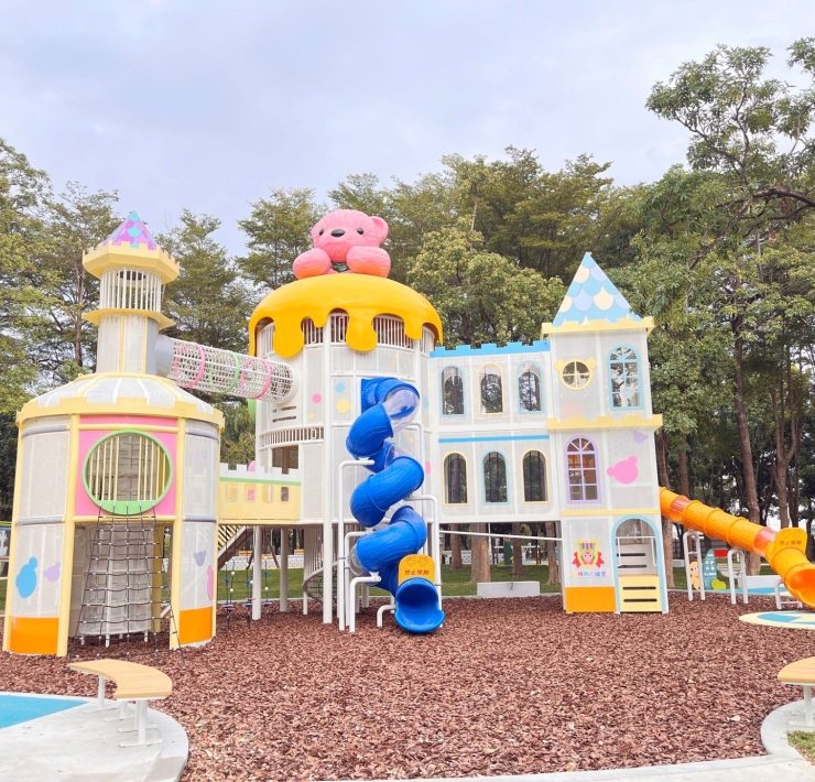 【特色公園】粉紅熊熊登場！高雄後勁公園「森林城堡」變身成全齡共享、親子共融新地標