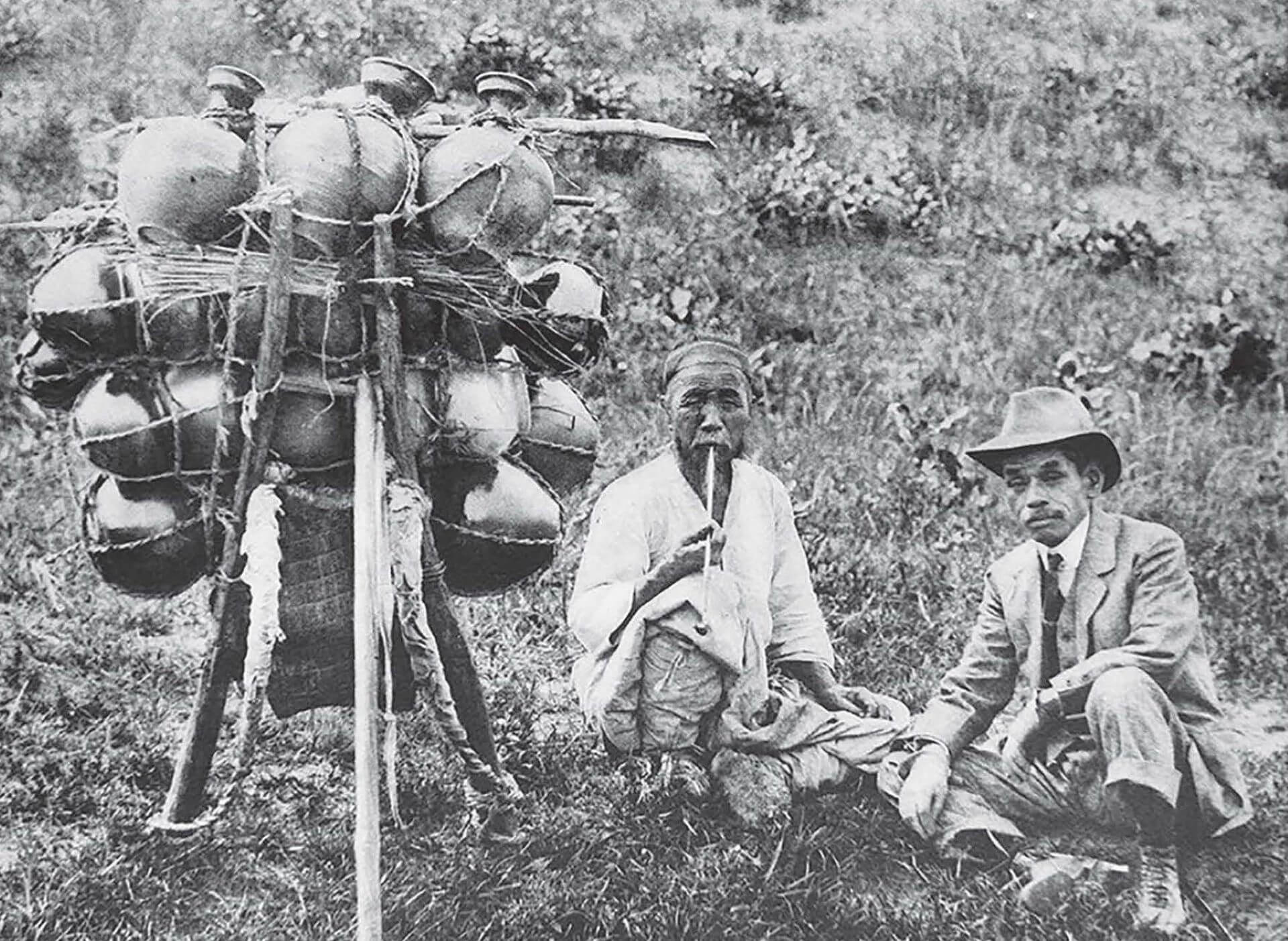圖6 山中定次郎與一名韓國小販，1912，開城附近。引自Horlyck, Charlotte，《The Emergence of the Korean Art Collector and the Korean Art Market》（Oxf…