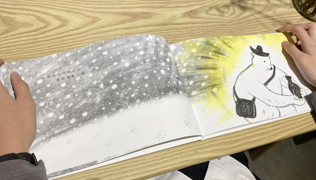 小貓和熊先生在雪地的初遇