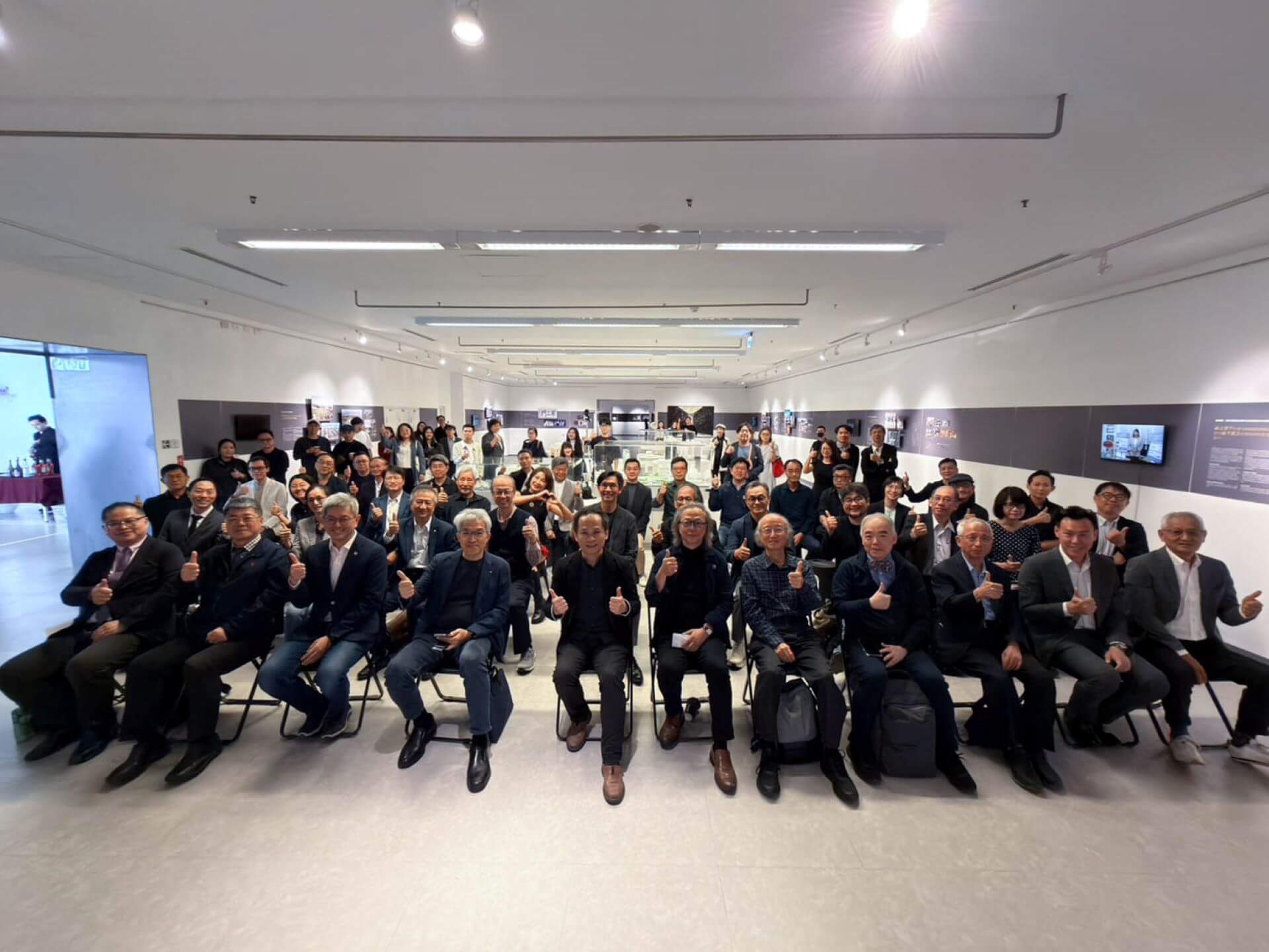 展覽開幕出席貴賓合影。（國立成功大學建築學系提供）