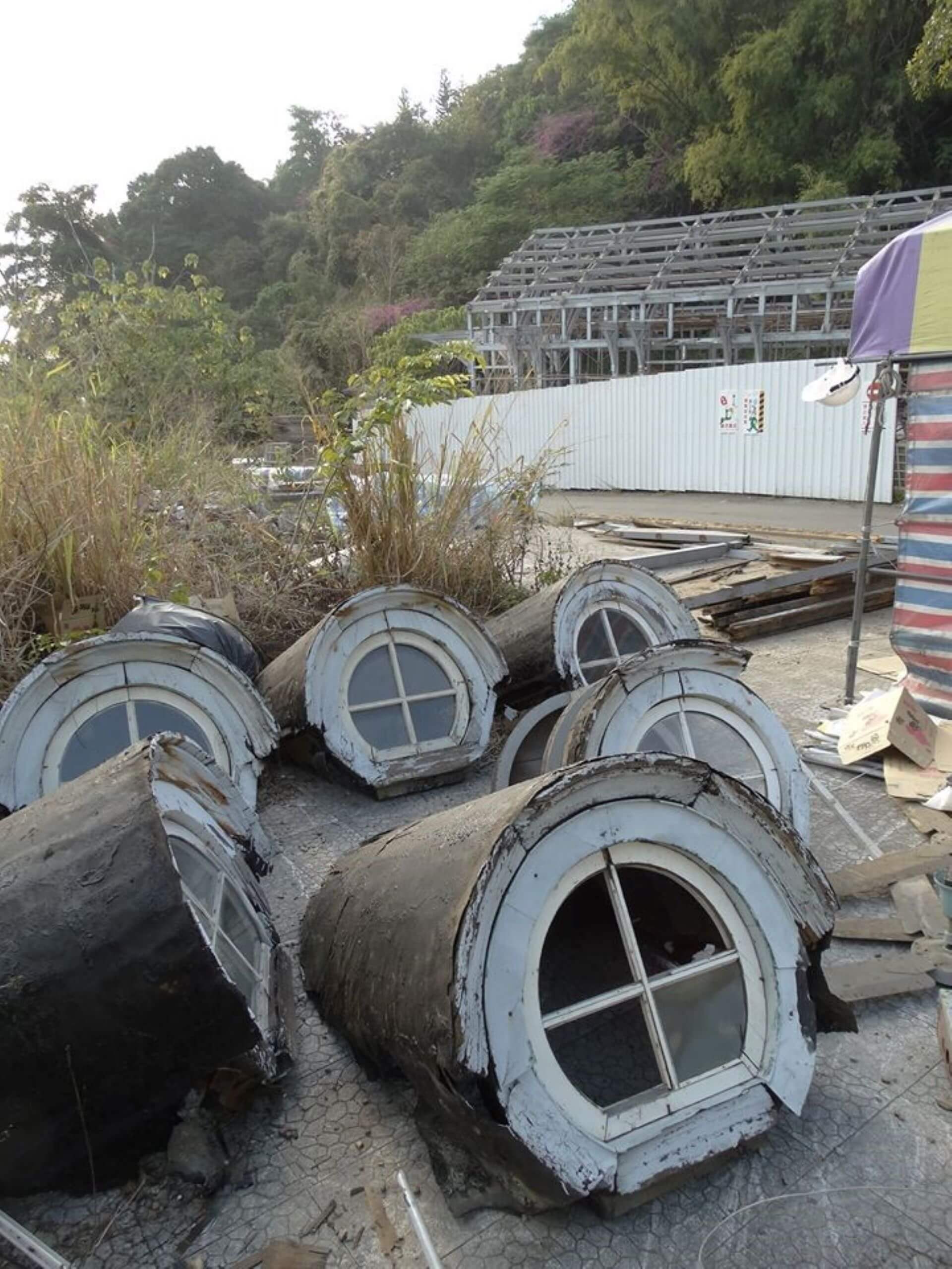 拆解新北投車站過程十分粗暴,大量構建隨意放置風吹雨淋。(彰化文資團體提供)