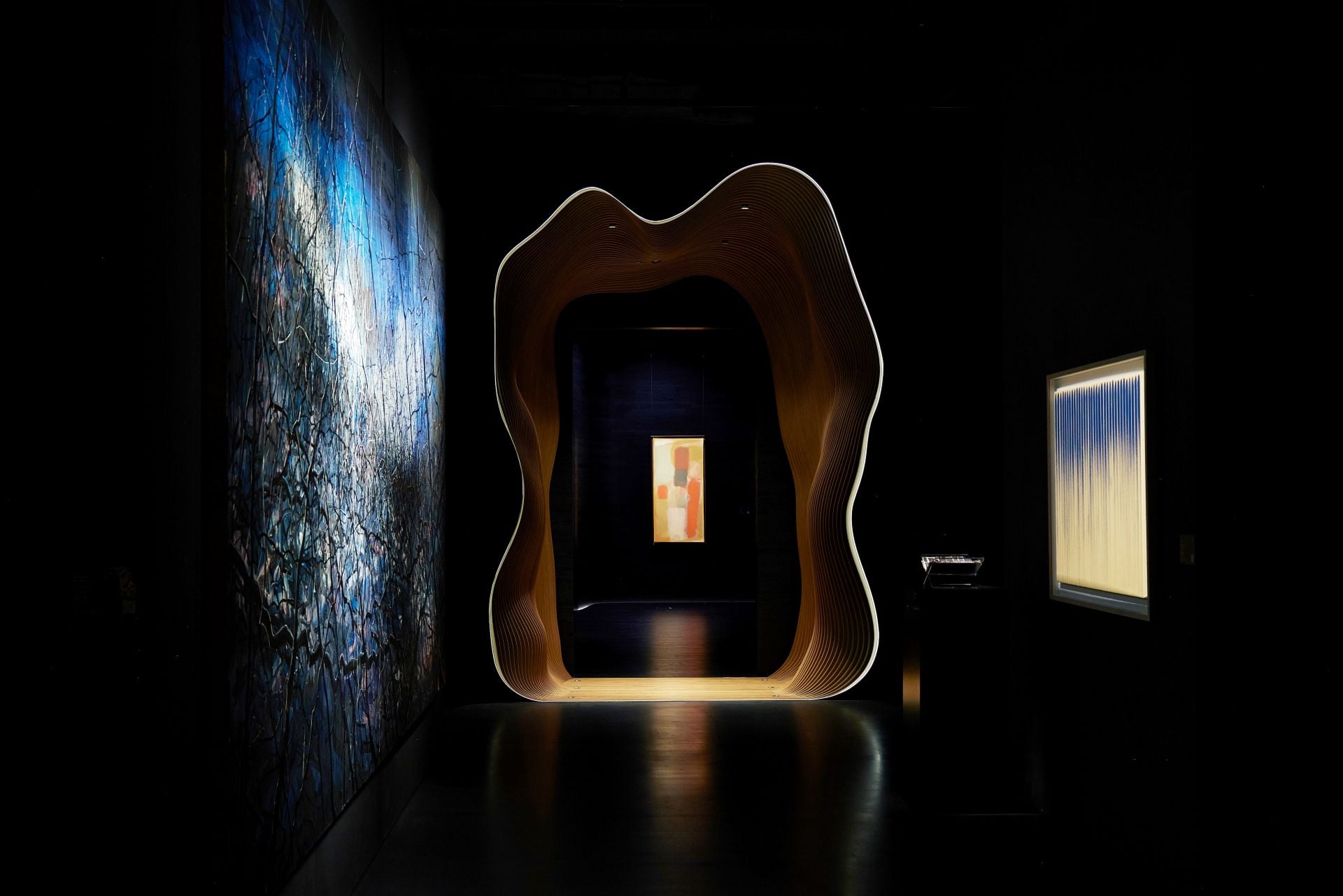 香港蘇富比在現當代藝術拍賣期間，於旗艦藝廊舉辦「beyond the abstract」展覽一景，以策展概念呈現本季拍品。（蘇富比提供）