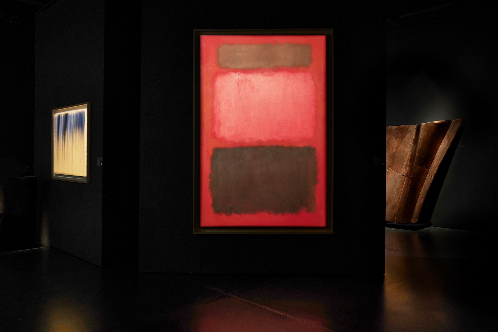 蘇富比旗艦藝廊舉辦的「beyond the abstract」展覽，展出即將在紐約拍賣的羅斯科《紅色中的棕色和黑色》。油畫畫布，229.9 × 154 cm，1957 年作。估價：70,000,000 – 100,000,000…
