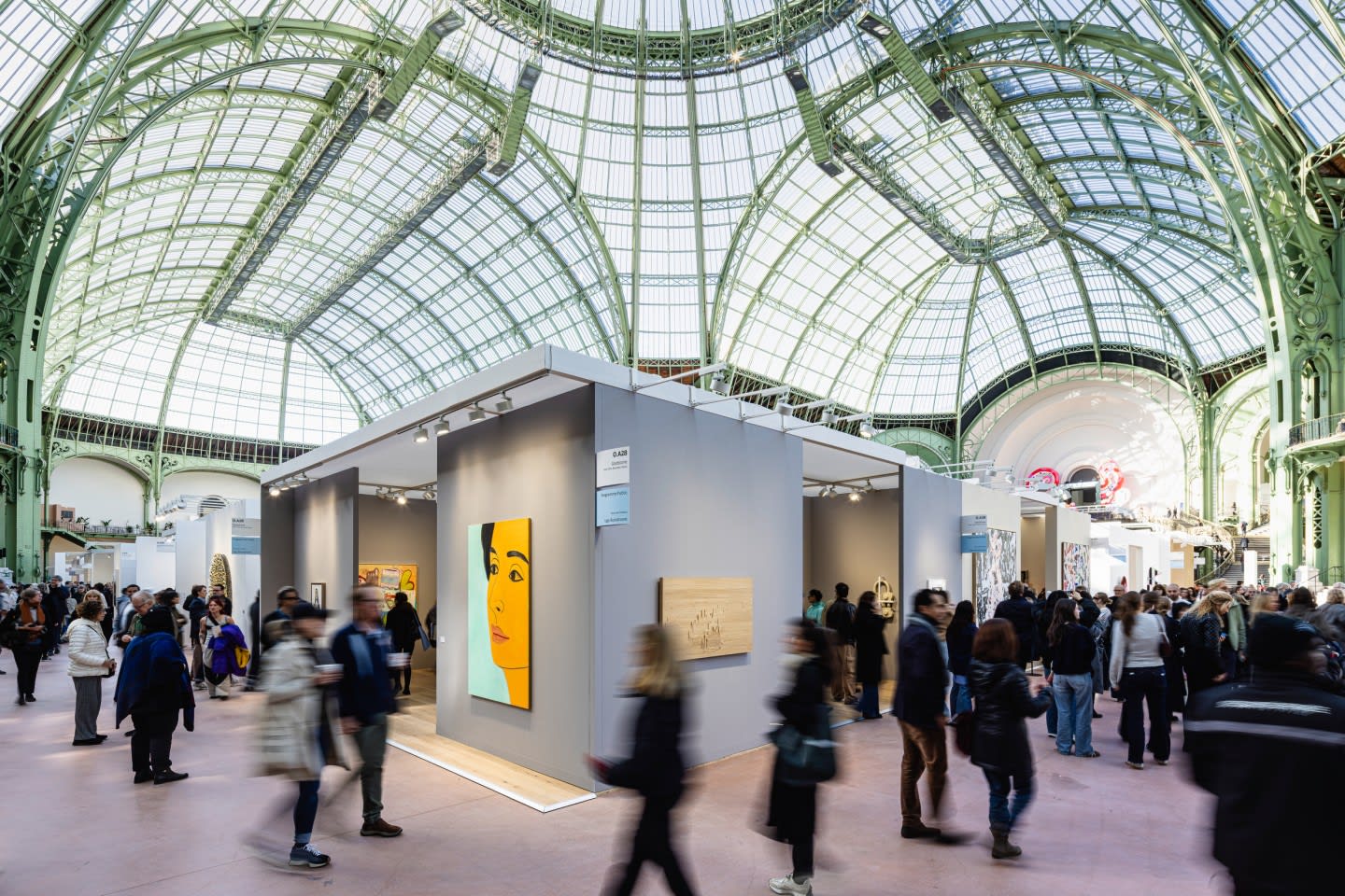 2025 Art Basel&nbsp;Paris 展會現場一景。（© Art Basel）