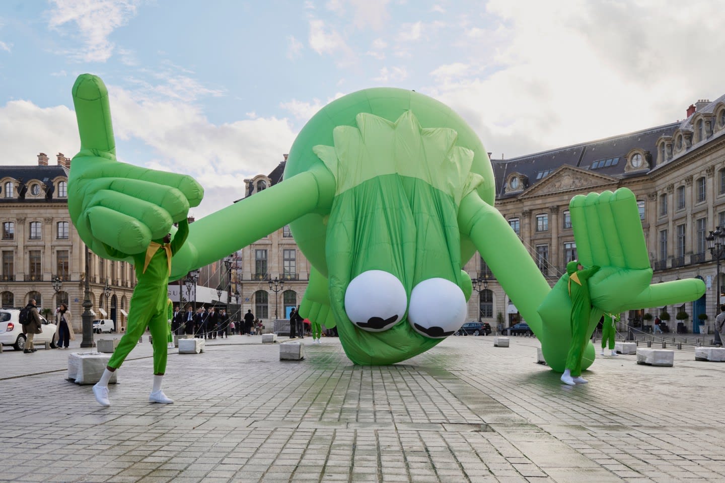 2025 Art Basel&nbsp;Paris 展會（© Art Basel）Installation view of Alex Da Corte’s performance Kermit The Frog, Place Vendôme…