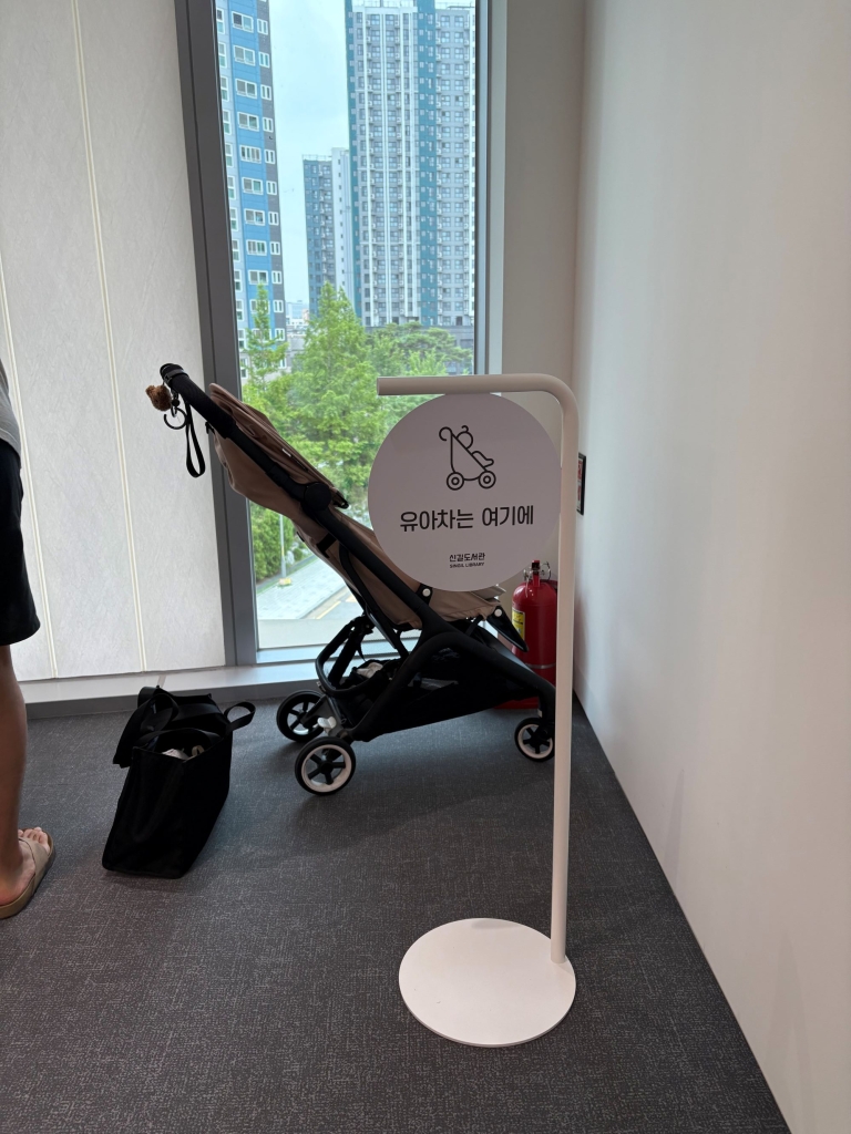幼兒區外的娃娃車停放處