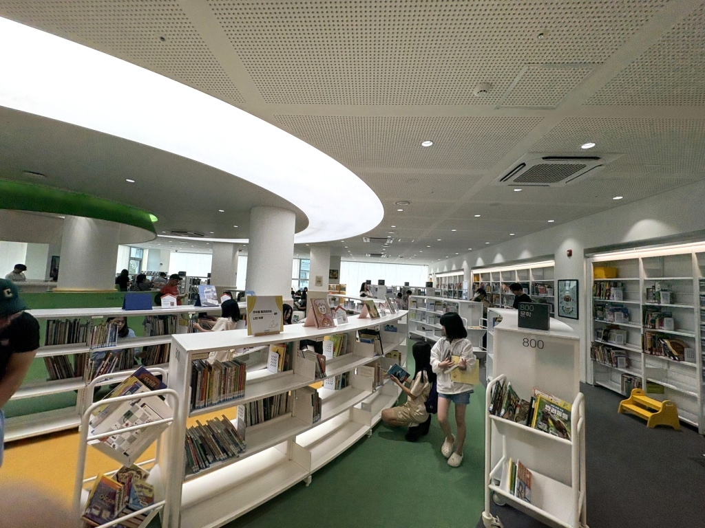 兒童閱覽區的圓弧書架