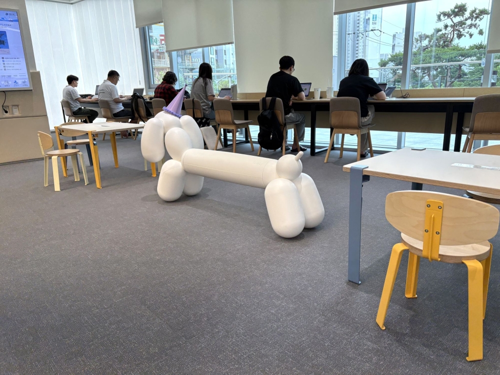 三樓的狗狗造型椅子