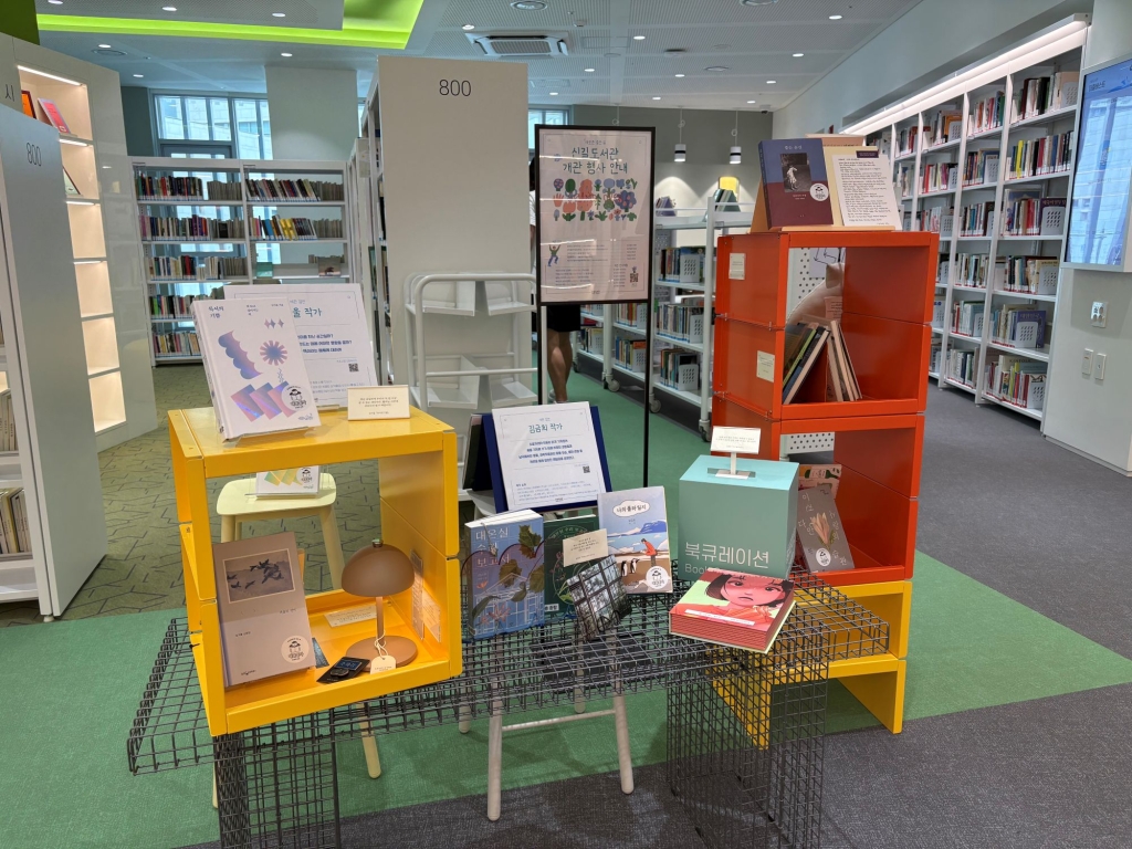 在白色書架間的彩色方格展示