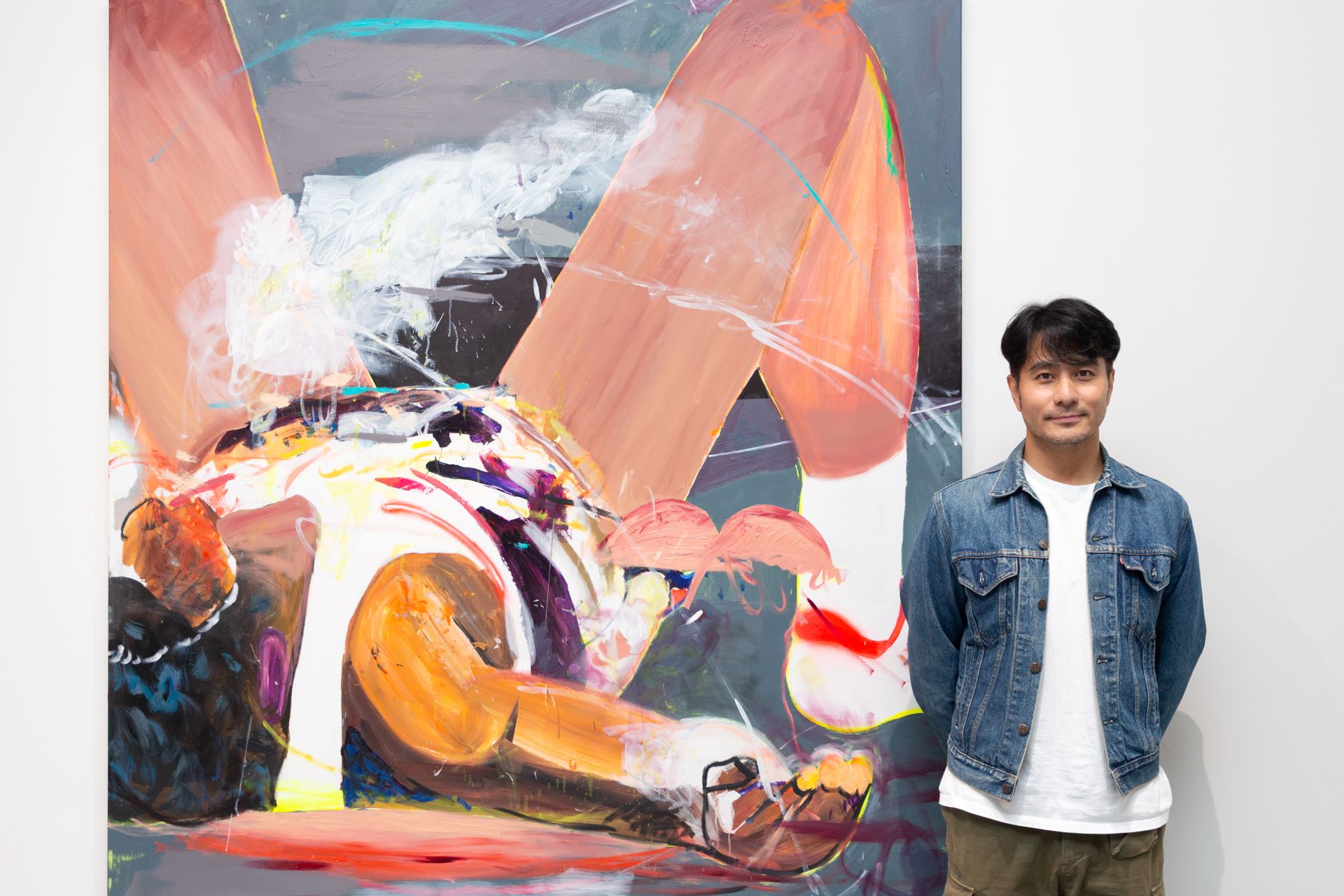 藝術家郭彥甫與作品《靜止的身體》，油彩、噴漆、油畫棒、畫布，190 × 170 cm，2025。（亞洲藝術中心提供）