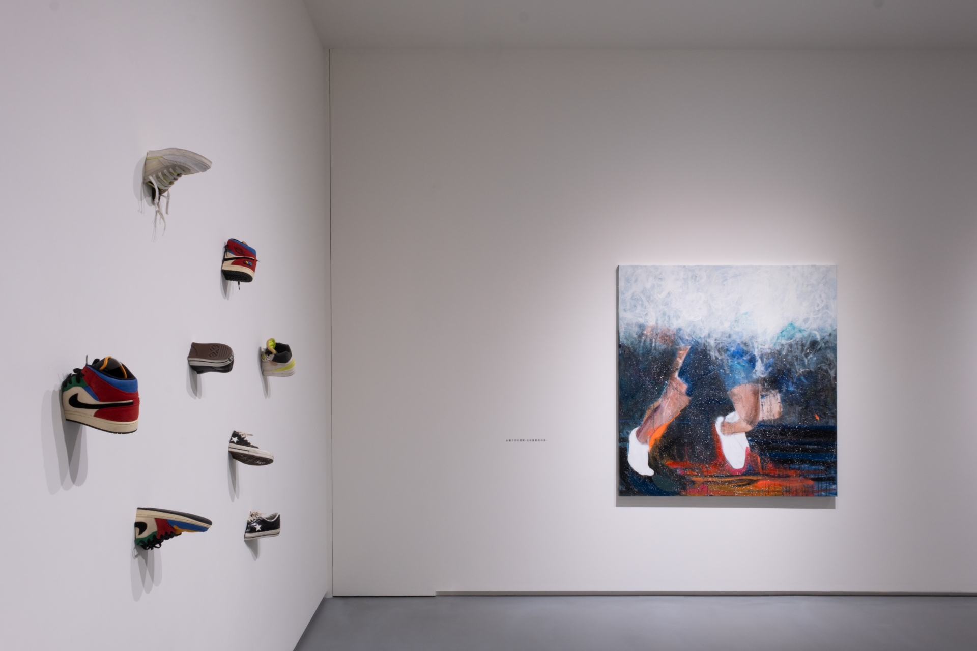 「抽筋了！—郭彥甫個展」現場一景。左牆為《獎牌》，複合媒材，依場地而定，2025。畫作為《噪音》，壓克力、油彩、噴漆、畫布，160 × 150 cm，2025。（亞洲藝術中心提供）
