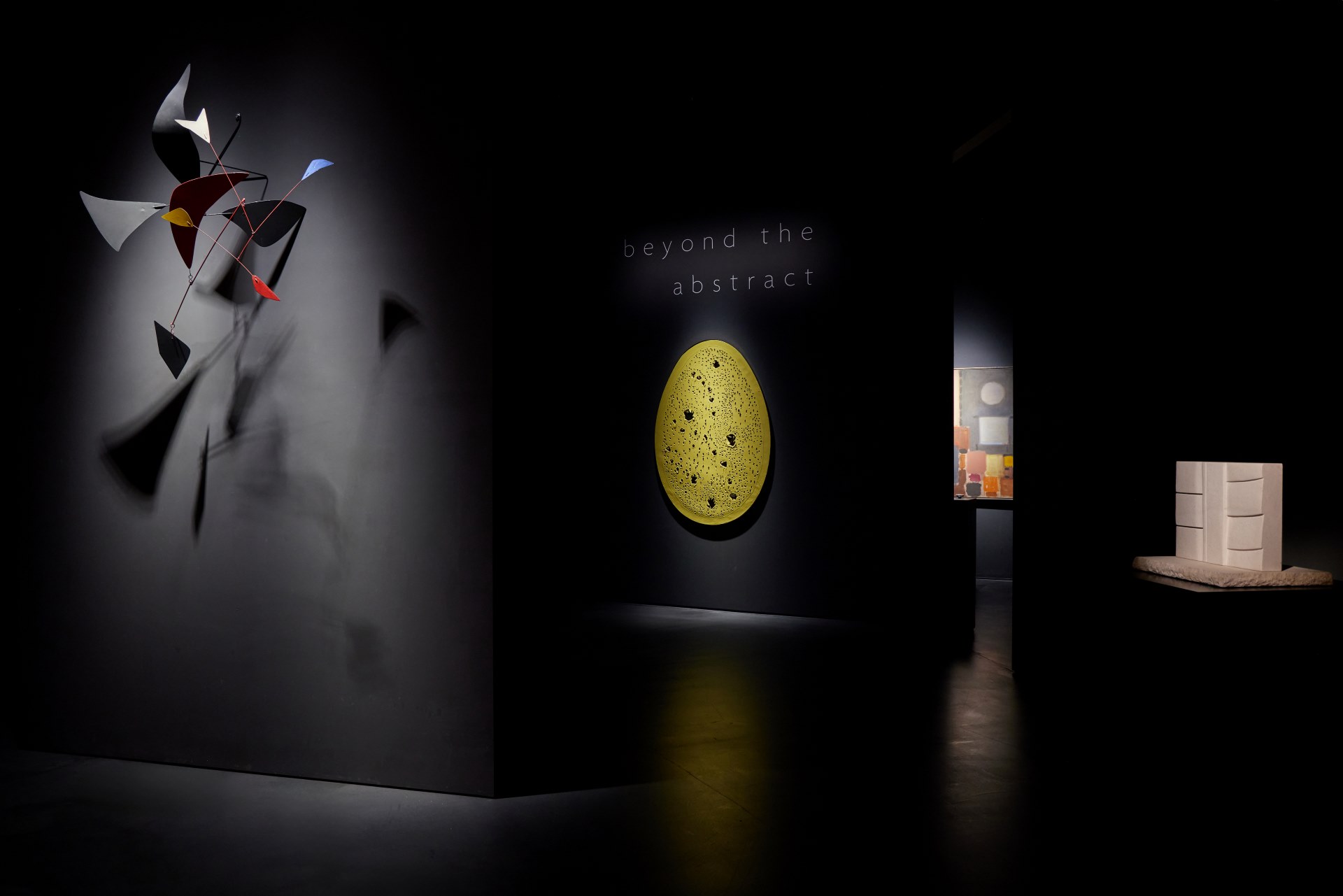 「beyond the abstract」展場一景，左起：亞歷山大・考爾德《黑十字架與紅羽毛》、盧齊歐・封塔納《空間概念，上帝的終結》、帕特 里克・海倫（Patrick Heron）《 灰及黃調（與圓形）》、林真金《浮雕》以及馬克・羅斯科《…