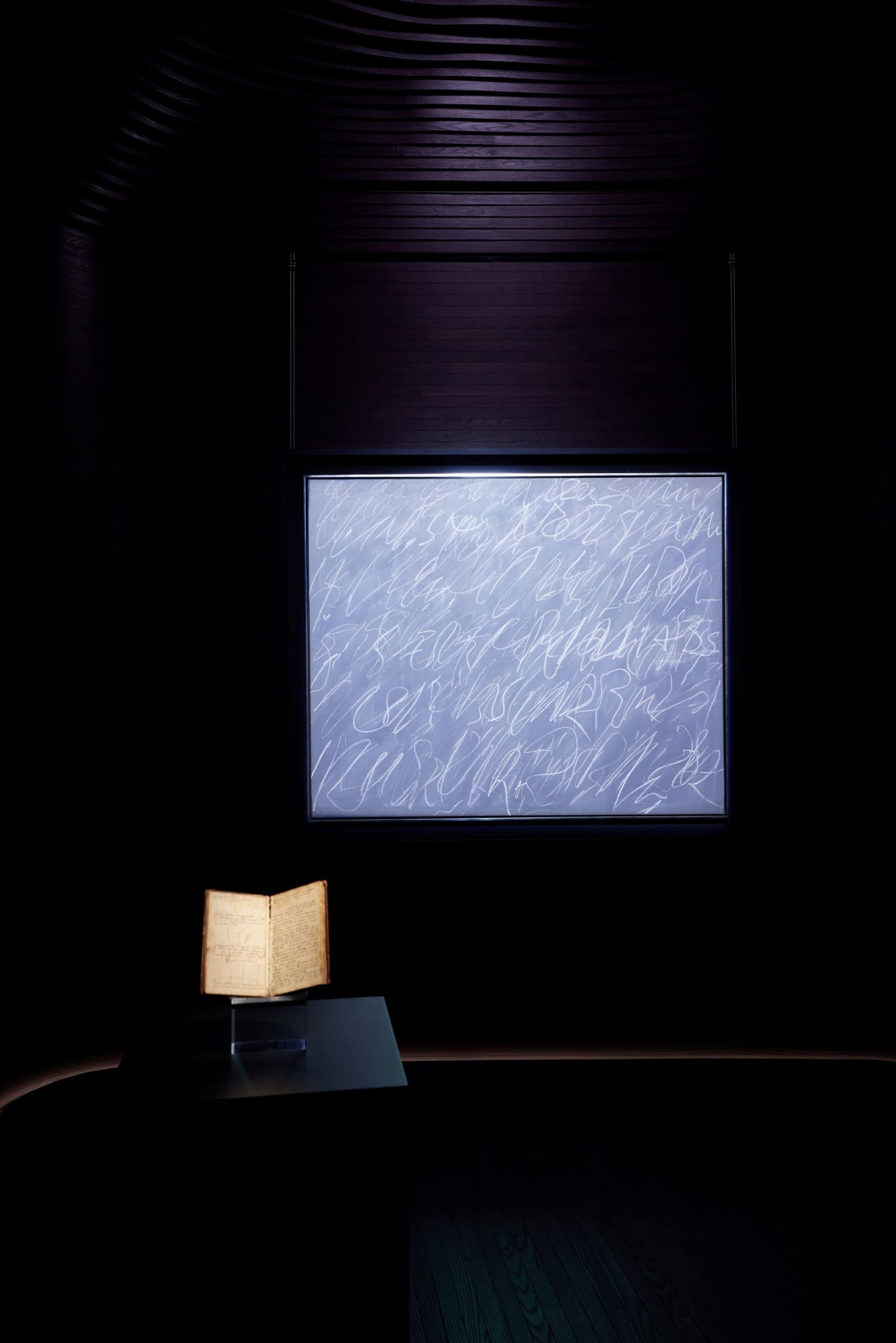 蘇富比旗艦藝廊舉辦「beyond the abstract」展覽一景，牆面作品為塞．湯伯利《無題（紐約市）》。（蘇富比提供）