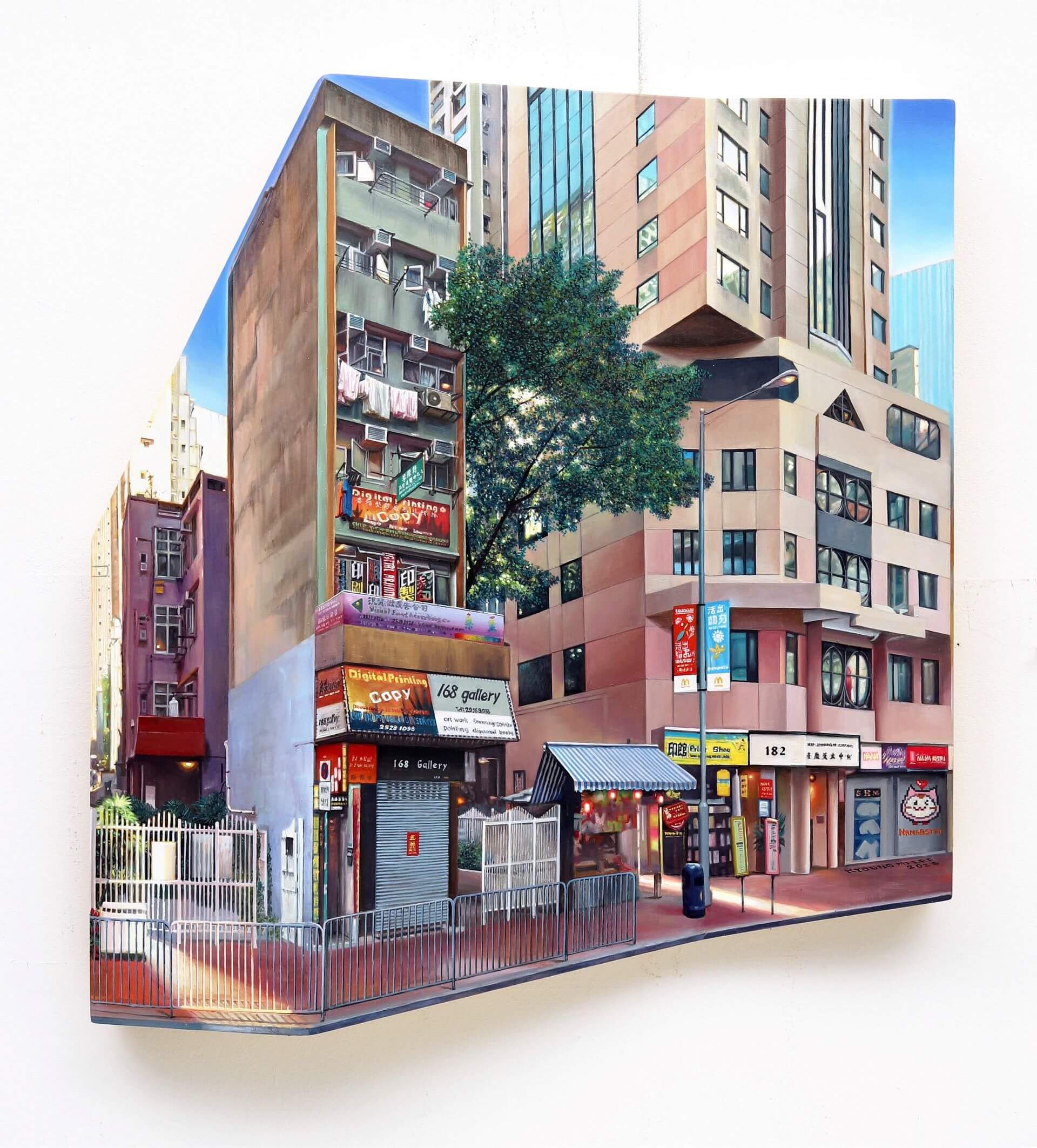 李慶美，《娜娜在他方——皇后大道》（Nana Is Elsewhere–Queen’s Road），2026，樺木板上油畫，60.5 × 55 × 7 公分，單一件（Unique）。（藝術時代畫廊提供）