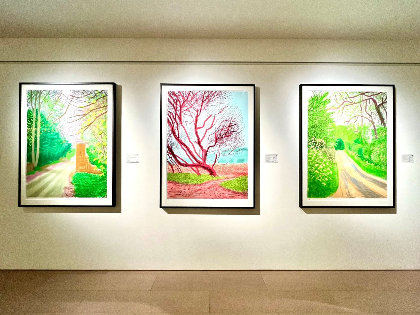 大衛．霍克尼《東約克郡沃蓋特的春臨（2011年）》系列作品，左為當中成交價最高的《東約克郡沃蓋特的春臨（2011年）- 4月17日》，拍出307.2萬港元。（本刊資料室）