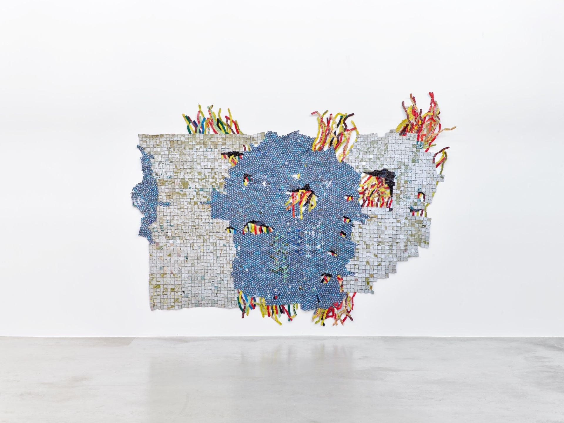El ANATSUI,《Conflict Resolution》,瓶蓋、印刷版、銅線,2025,312 × 412公分。(©JanLiégeois,維伍德畫廊提供)