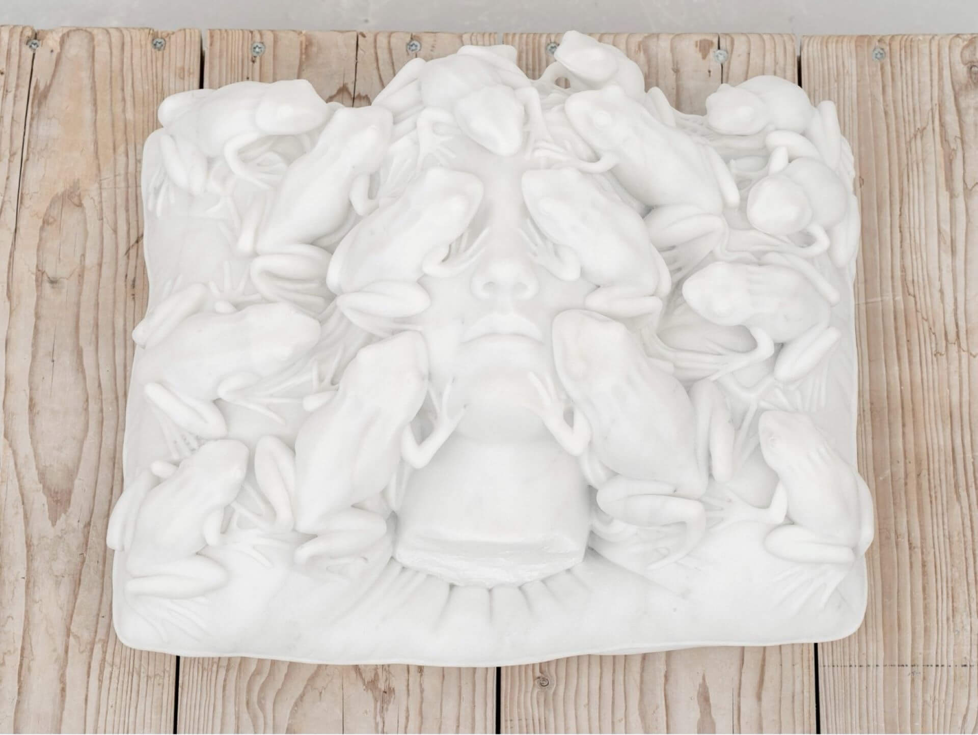 莫里吉奧.卡特蘭,《雨》,卡拉拉大理石,26 × 43 × 51公分,2025。( ©Maurizio Cattelan,攝影/Maris Hutchinson)
