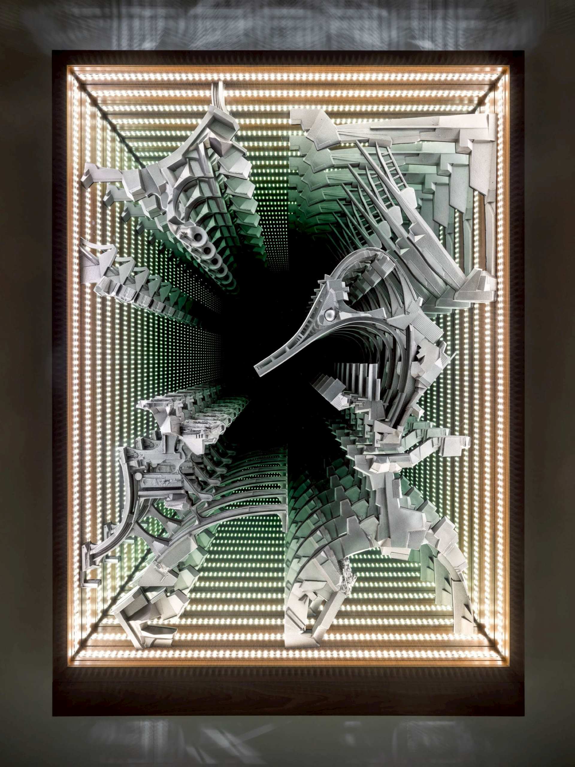 李昢,《Untitled (“Infinity” wall)》,木材、雙向鏡、玻璃鏡、LED、鋁、澆注聚氨酯、丙烯顏料、開關電源(SMPS),2026,168.8 × 120 × 17.4公分。(©李昢,圖片由藝術家及豪瑟沃斯提供,攝影/J…