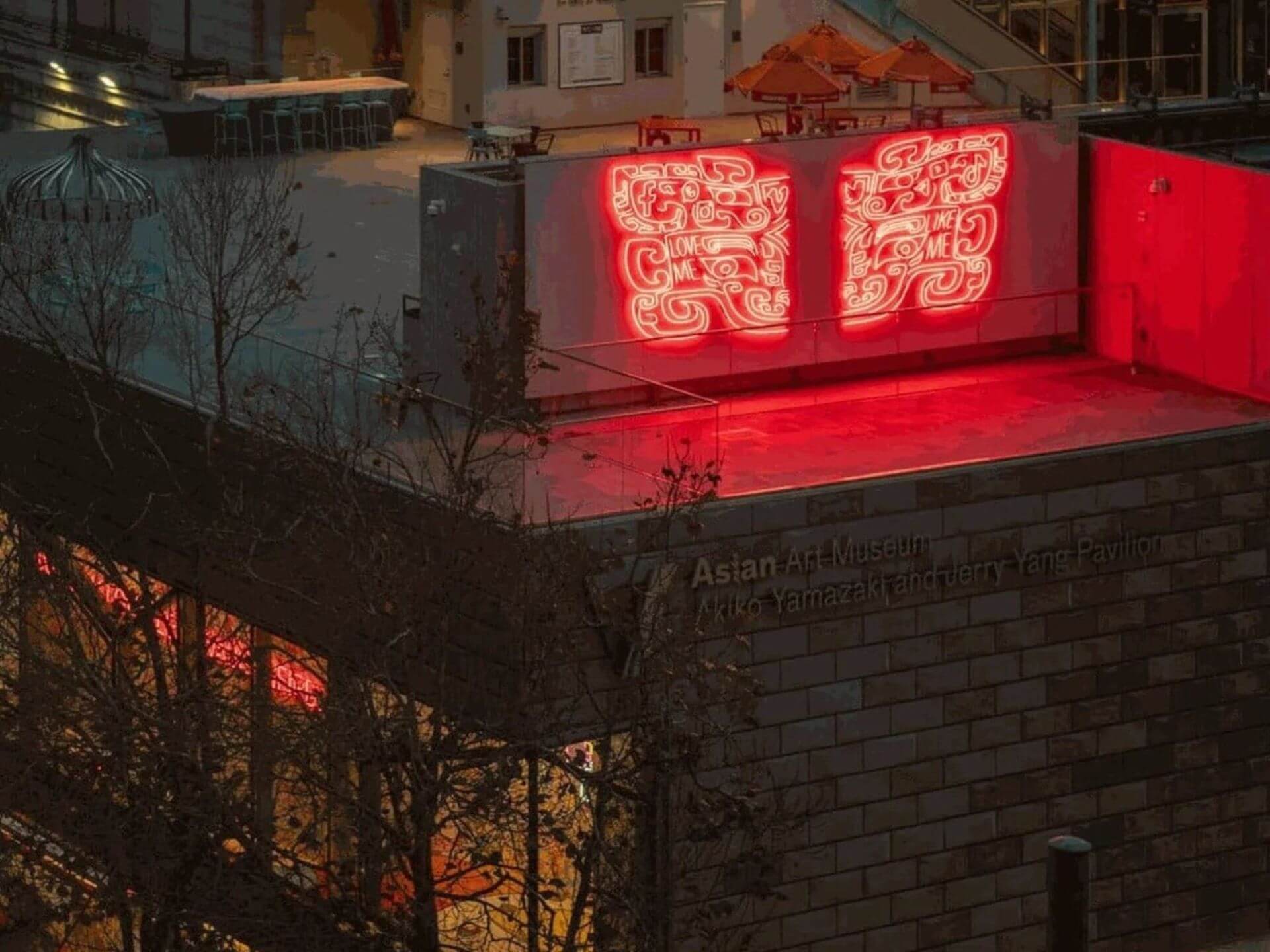 江記,《饕餮》,2022,霓虹裝置。作品最初由舊金山亞洲藝術博物館委約創作。(舊金山亞洲藝術博物館及爍樂畫廊提供)