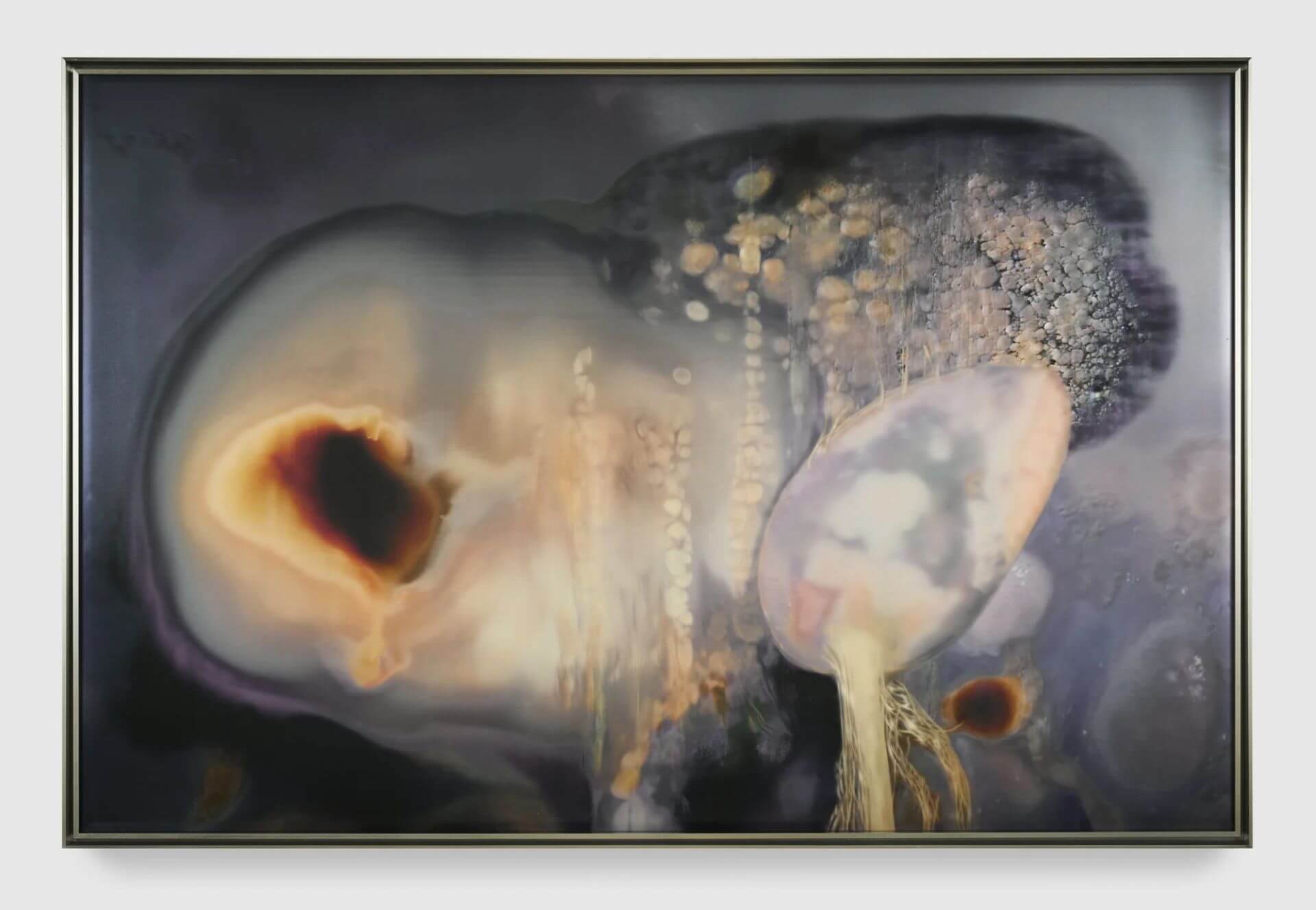 安妮卡.易,《0þR†KLñ†0W£(The Particle and The Wave)》,2026,UV固化墨水、壓克力拓撲結構、鋁製藝術家框,135.9 × 204.5×3.8公分。© Anicka Yi / Artists Righ…