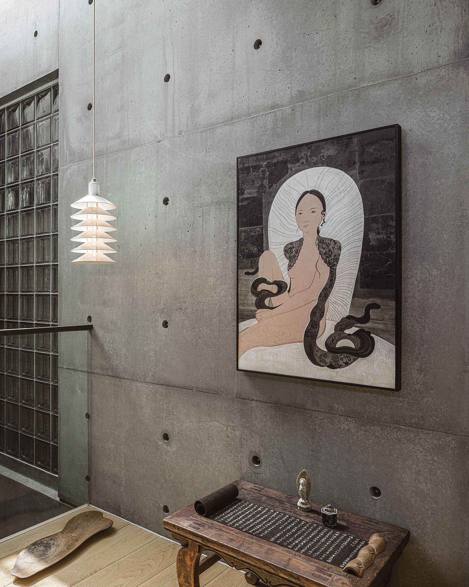 圖為林郁晉於襲園美術館為盧芛策劃個人展覽「夢與修羅」展出一景。（襲園美術館提供）