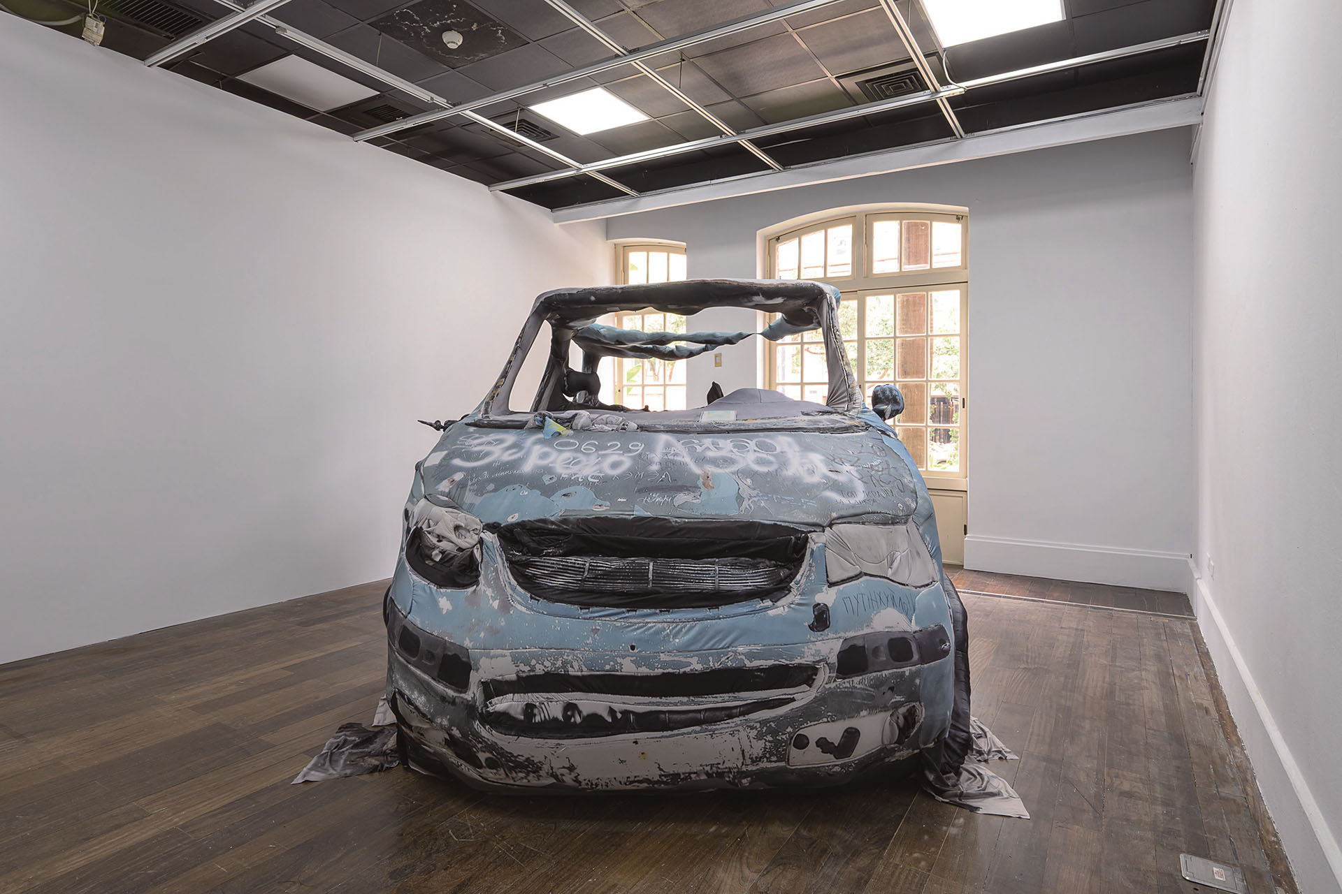 張宸瑋的《Volkswagen Transporter T5》於林裕軒策劃的「安全室」展出一景。（攝影／ANPIS FOTO 王世邦，台北當代藝術館提供）