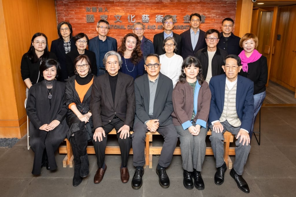 國藝會新任董事。前排左起：曾照薰、施德玉、蕭新煌、彭俊亨董事長、李靜慧、高志尚；第二排左起：羅莉婷監事、林鶴宜、李韻儀、李慧娜、林正儀、賴瑛瑛；第三排左起：范銘如、蔡崇隆、王俊雄、楊長鎮、于國華、陳永賢。（圖片提供：國家文化藝術基金會）