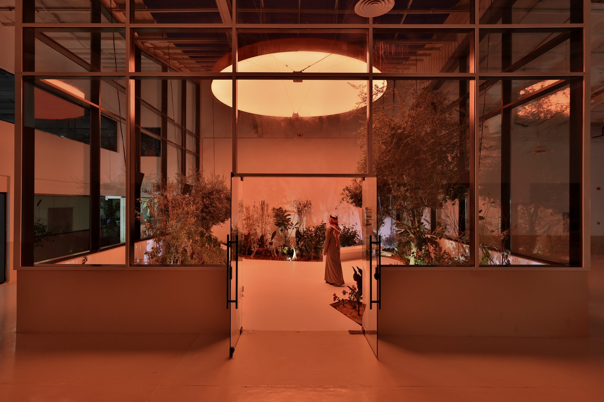 「間奏與過渡」（In Interludes and Transitions），2026 年迪里耶當代藝術雙年展（Diriyah Contemporary Art Biennale）展場一景，南希．穆尼爾（Nancy Mounir），《Sol…