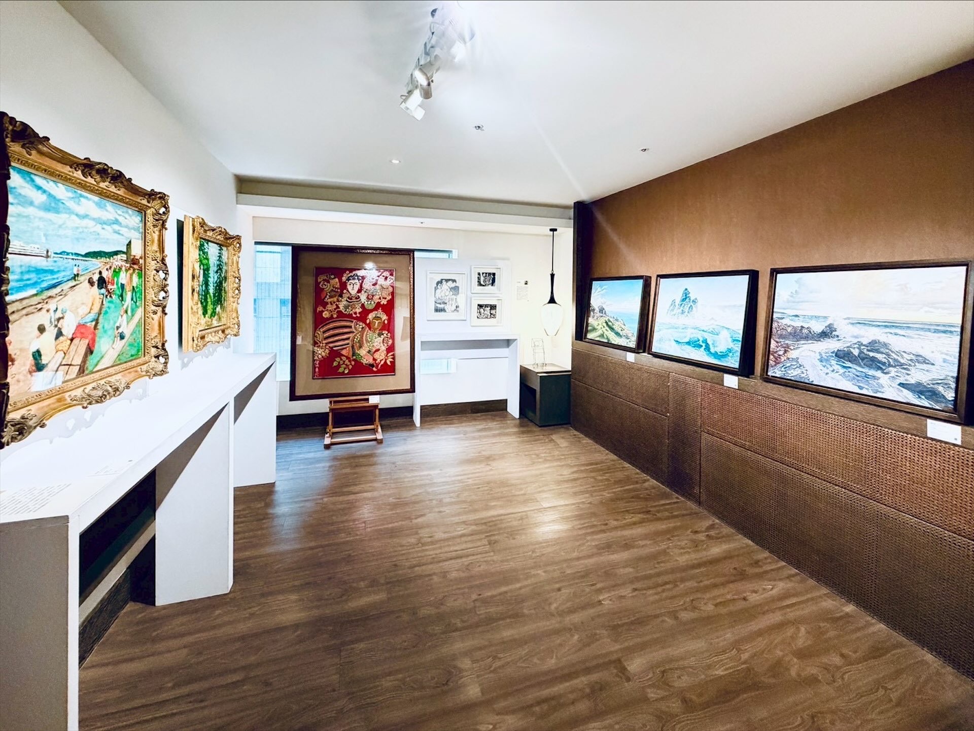 尊彩藝術中心於2026台南藝術博覽會Room 621展覽一景。(尊彩藝術中心提供)