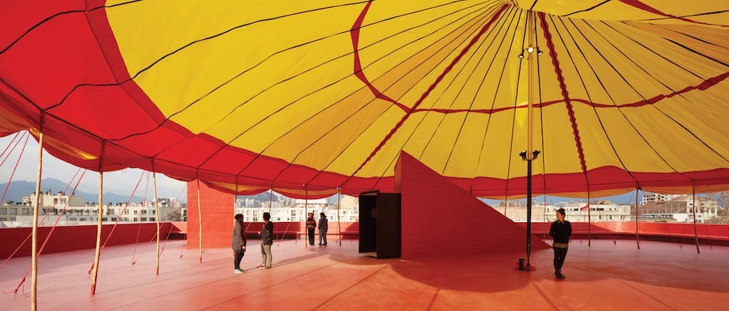 位於NAVE表演藝術中心頂樓的馬戲團帳篷。（©The Pritzker Architecture Prize，攝影／Cristóbal Palma）