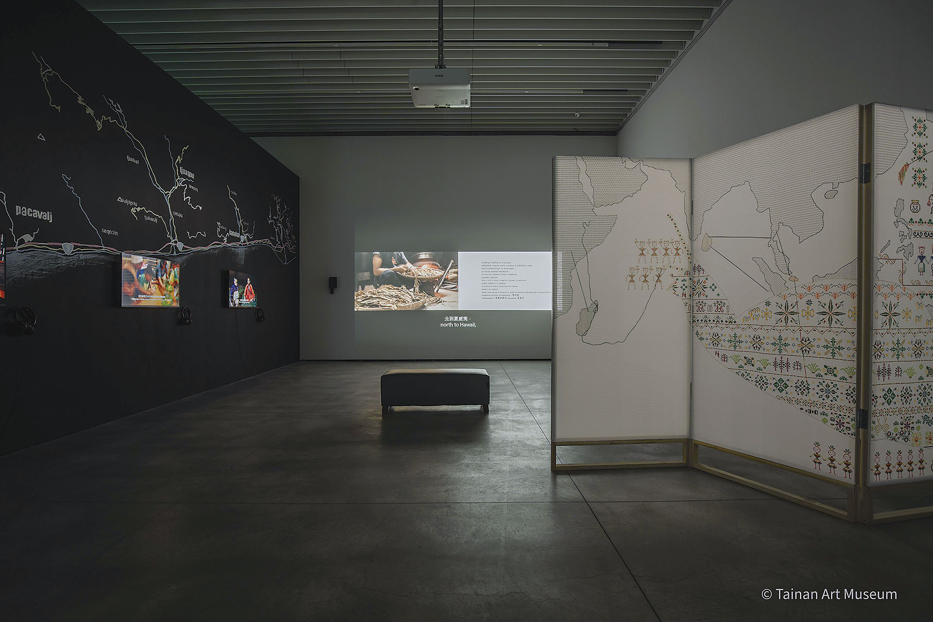 圖為參加雪梨雙年展的臺灣藝術家張恩滿之作品。《蝸牛料理訪談計畫：9號公路》（2013）、《蝸牛樂園》（2019）、《蝸牛樂園三部曲：啟航或終章》（2021，局部），選自「蝸牛」系列，2013–2021，混合媒材，尺寸依場地而定。（攝影／Hs…
