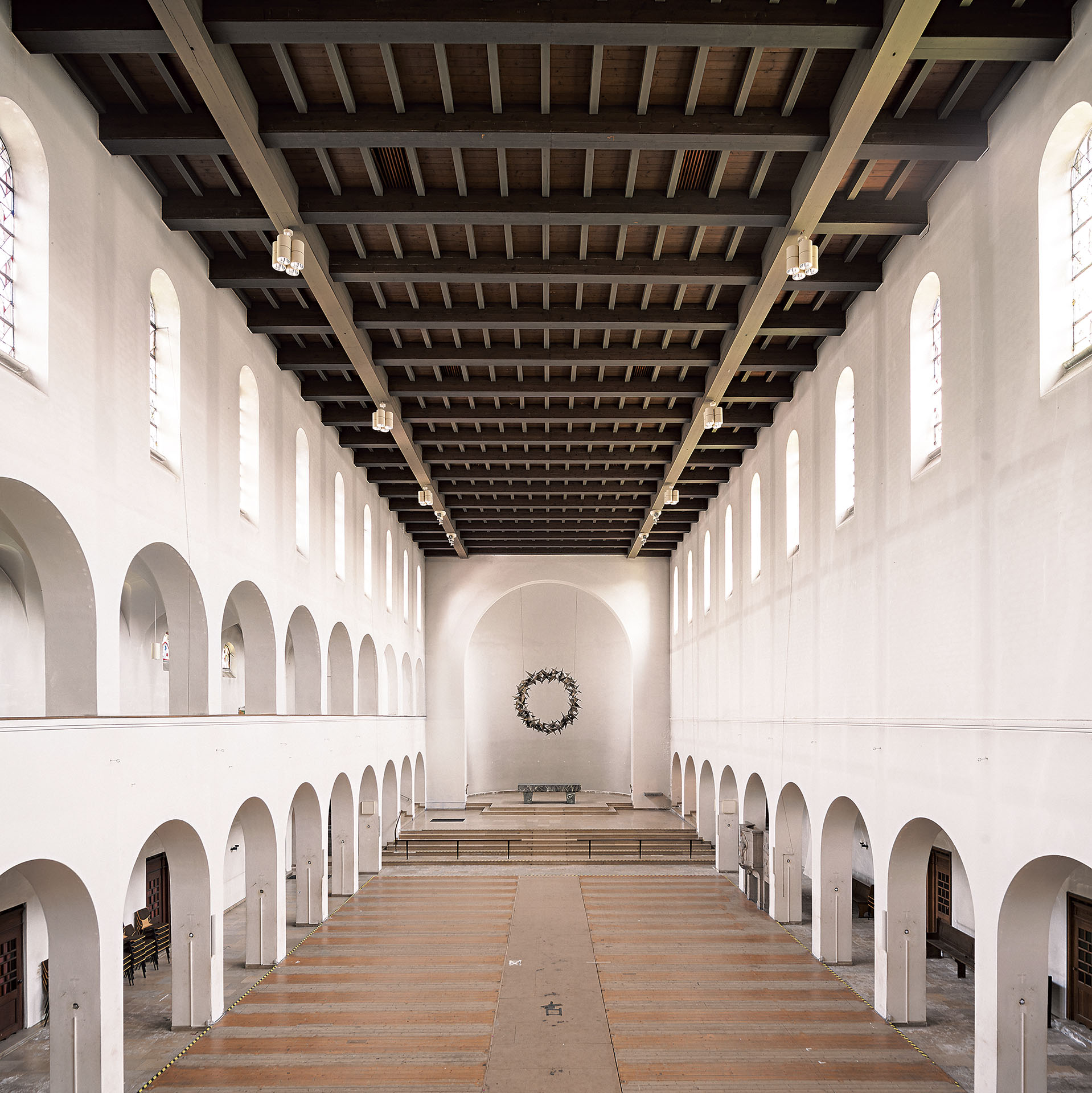 圖為「Manifesta 16 Ruh」展場之一的波鴻基督君王教堂。展覽以「這不是一座教堂」為題，重新思考廢棄宗教建築在後工業社會中的公共角色，透過建築介入與社會實踐，轉化為社區集會與交流的場域。（© Anton Vichrov，Manif…
