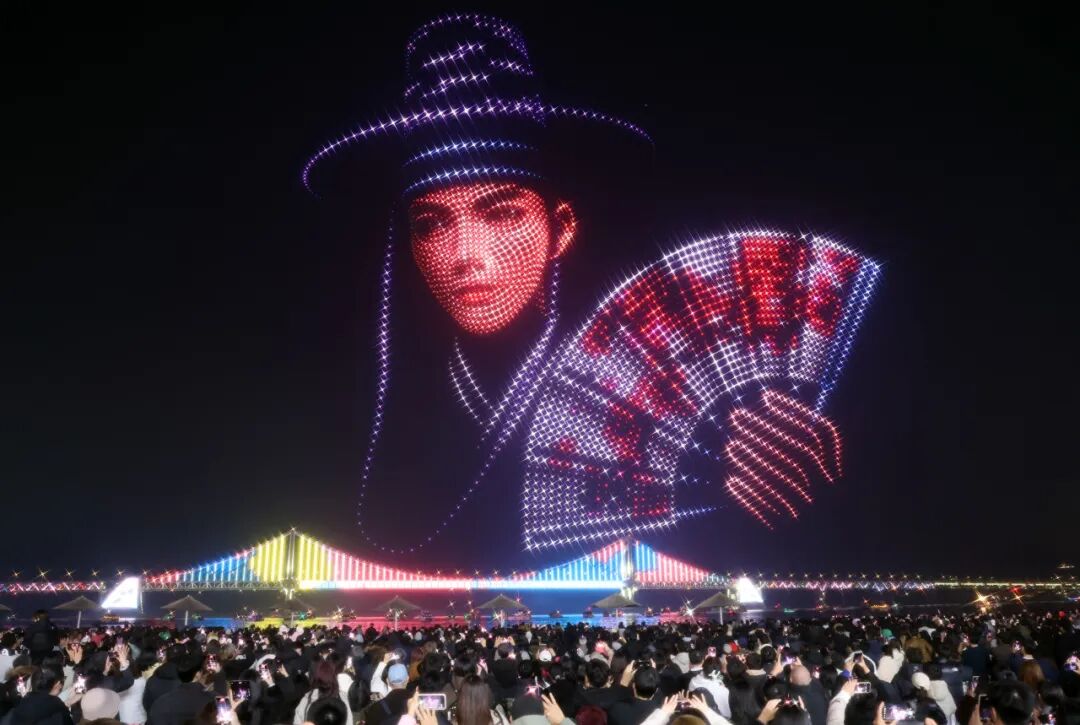 從BTS、BlackPink、Netflix《魷魚遊戲》到《獵魔女團》，韓國內容屢創全球話題與商業高峰，躍升為文化出口強權，圖為熱門動畫《獵魔女團》角色煙火。（網路資料）