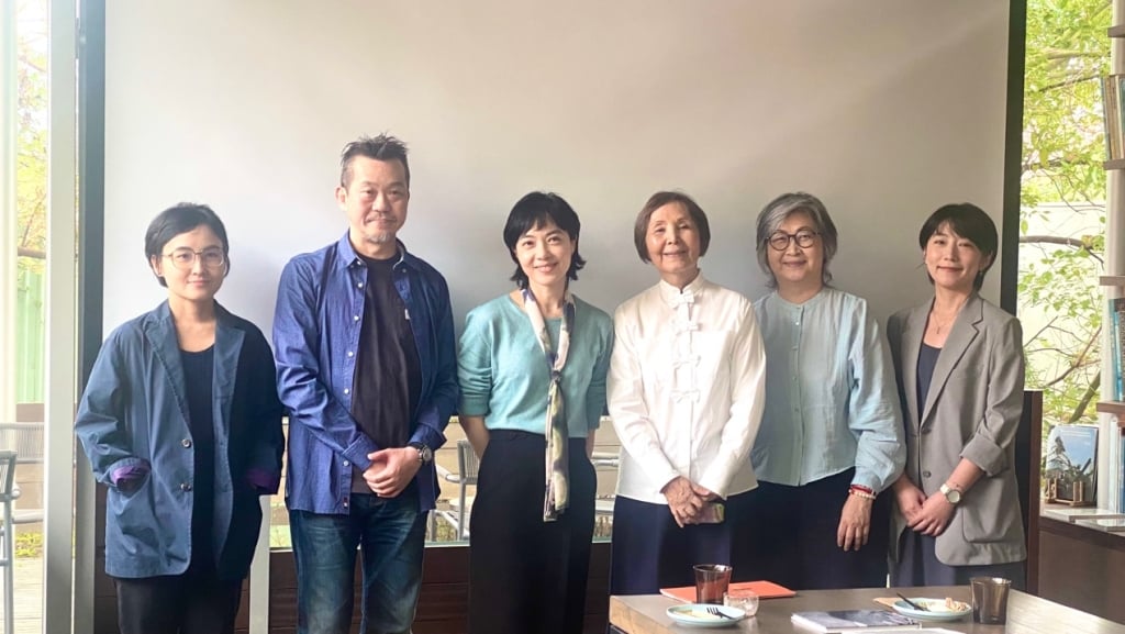 毓繡美術館團隊及特展策展人於臺北舉辦媒體記者會，公佈其2026年度精彩的系列展覽與跨域計畫。從左至右：毓繡美術館策展人謝瓊儀、「想像的質地」策展人宋曉明、毓繡美術館館長黃翔、毓繡美術館董事長葉毓繡、「殘缺的對稱」策展人林芳宜。（本刊資料室）