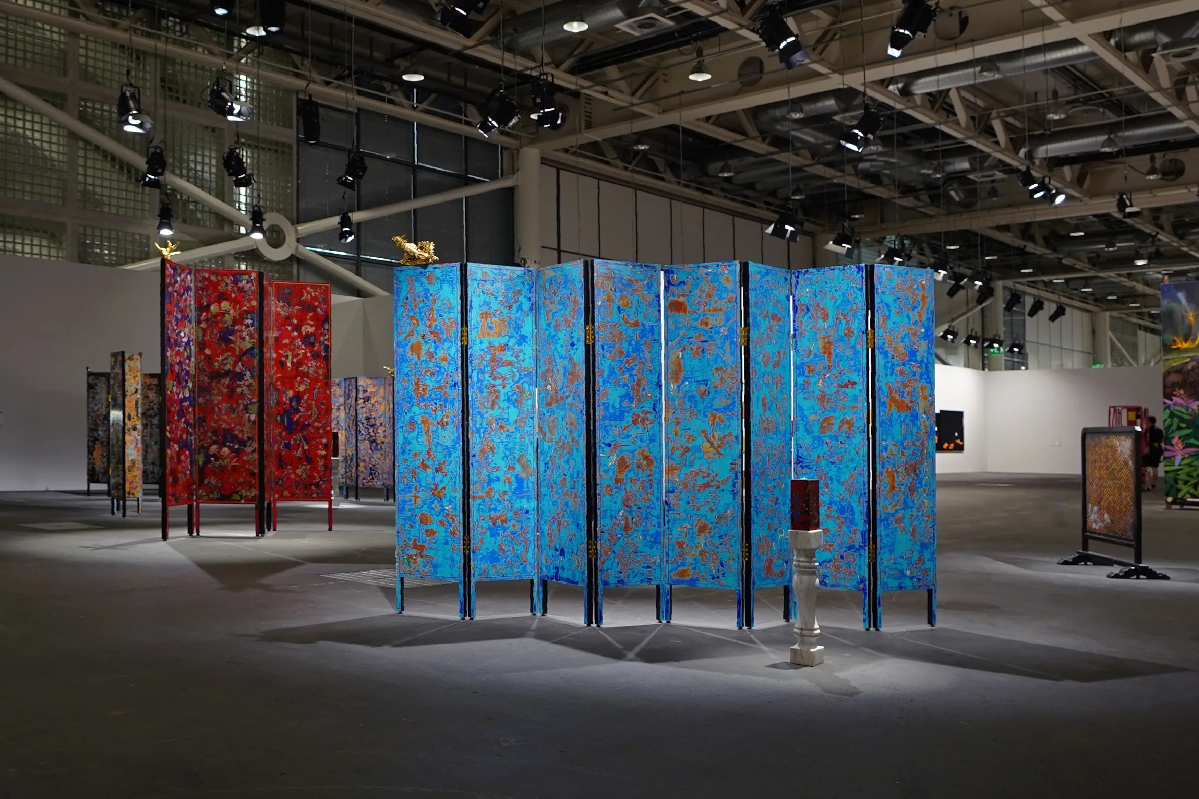 圖為耿畫廊於瑞士巴塞爾藝術展，主展區「藝廊薈萃」展場照，2025，巴塞爾，瑞士。©耿畫廊