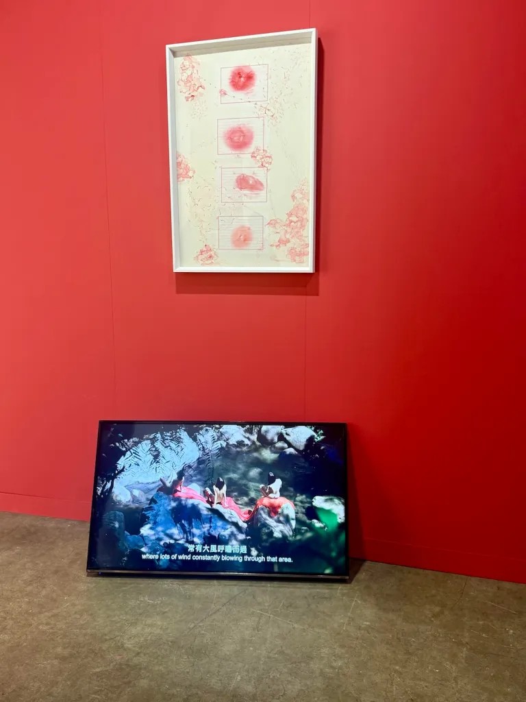 林安琪《Kindom》一作於2026巴塞爾香港展出現場。（攝影／Tessa Solomon，圖／ARTnews）