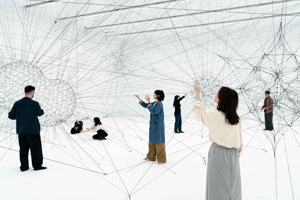 托馬斯．薩拉切諾《算法．韻律》，2017-2026。（新北市美術館提供，攝影：林冠名）