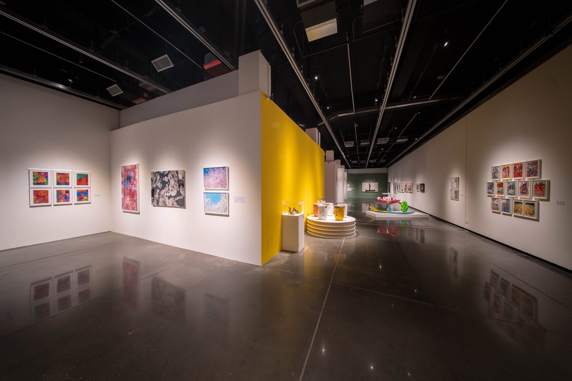 「夢境與幻花：感官擴張」及「艷影與日常：愛慾凝視」展區。（屏東縣立美術館提供）