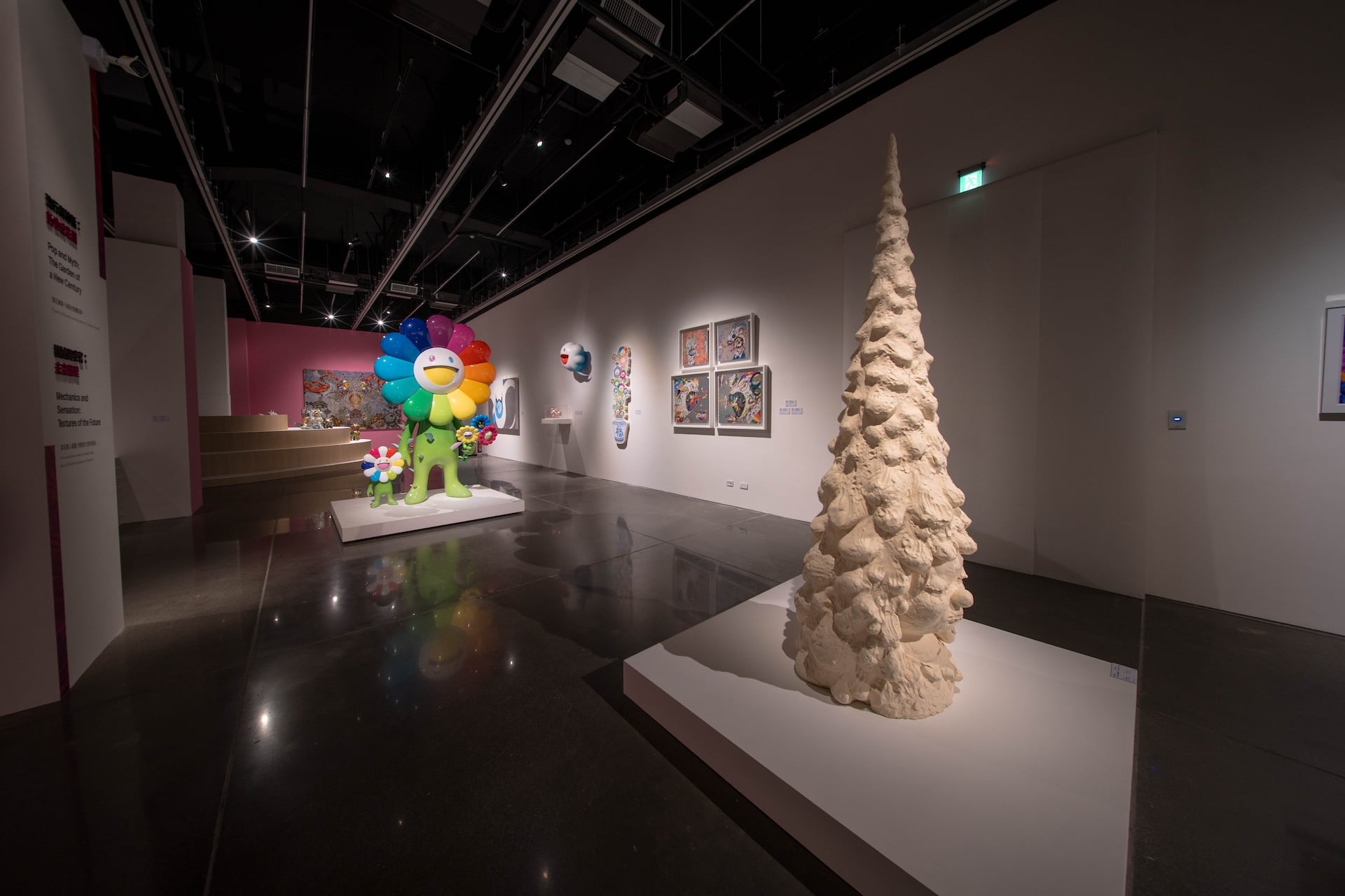 「流行與神話：新世紀花園」展區。（屏東縣立美術館提供）