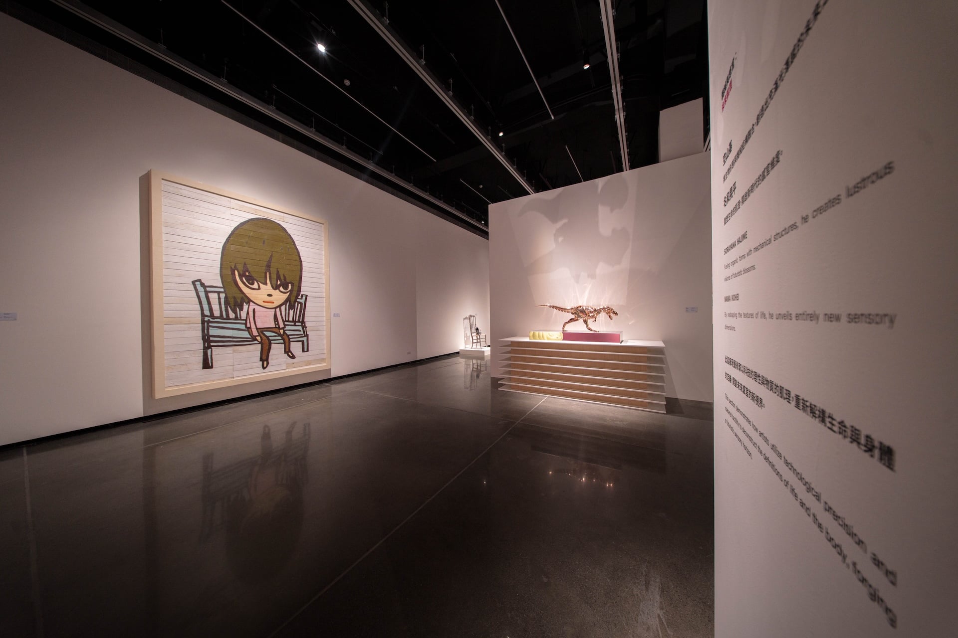 「流行與神話：新世紀花園」及「機械與感官：未來肌理」展區。（屏東縣立美術館提供）