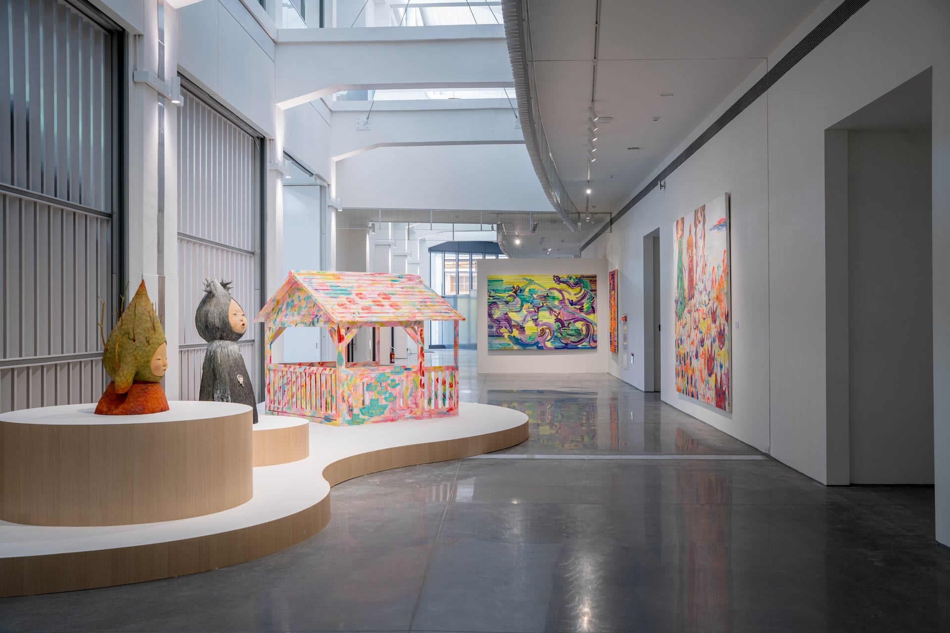 「靈性與童真：清新綻放」展區。（屏東縣立美術館提供）