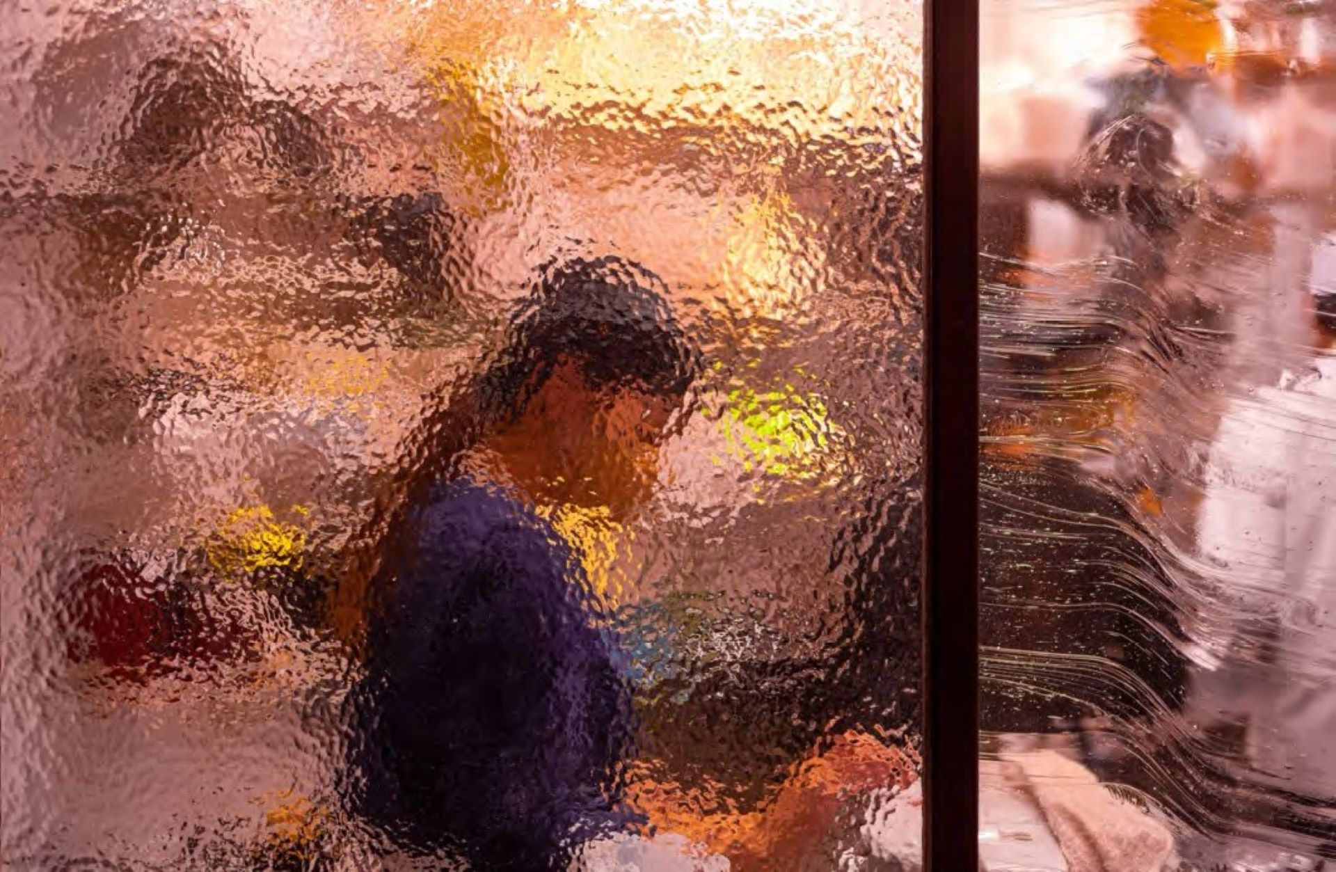賴弘洲，〈馬賽克窗後的女孩〉（Girl Behind Mosaic Window）。（藝術家提供）