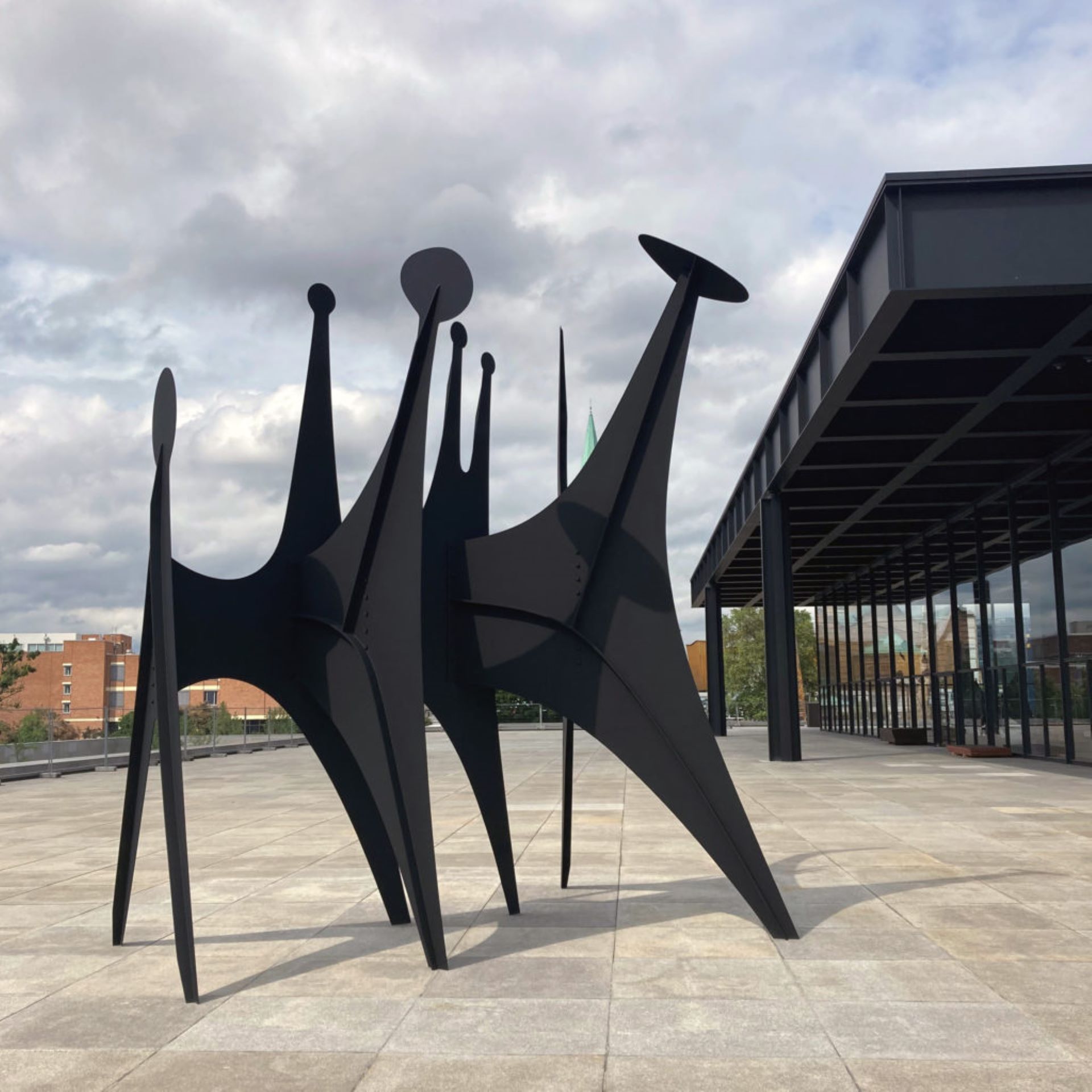 考爾達靜態雕塑，柏林新國家博物館露台，1965。（Calder Foundation）