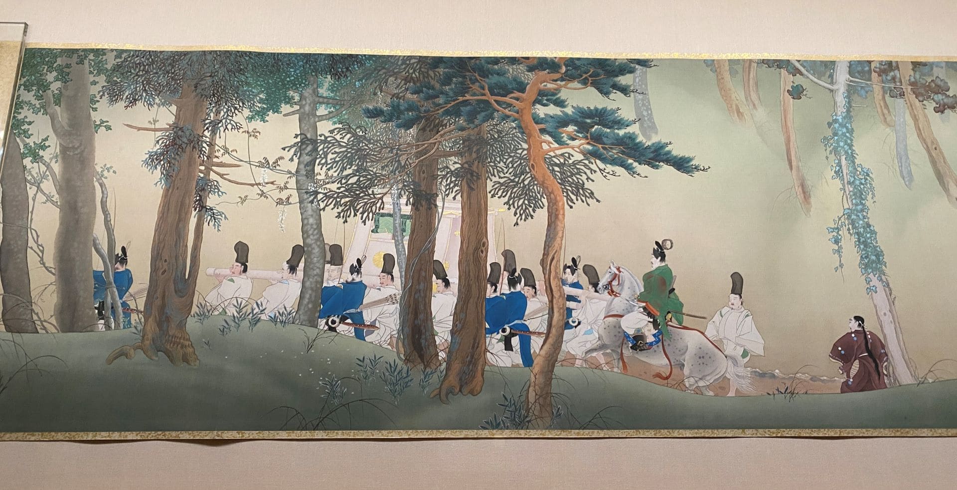 下村觀山,〈大原御幸〉(局部),1908,東京國立近代美術館藏。此段描繪法皇皇輿一行正風塵僕僕前往建禮門院隱居即景。空間的表現可見自〈林間秋色〉以降,觀山擅長的作法,隨畫卷展開,加強敘事推移的視覺感。(攝影/顏子軒)