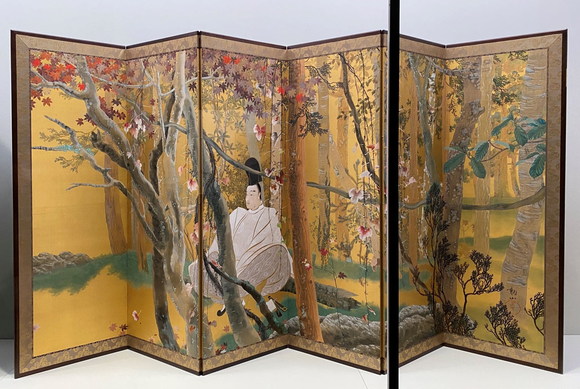 下村觀山，〈小倉山〉，1909，橫濱美術館藏（右）。（攝影／顏子軒）