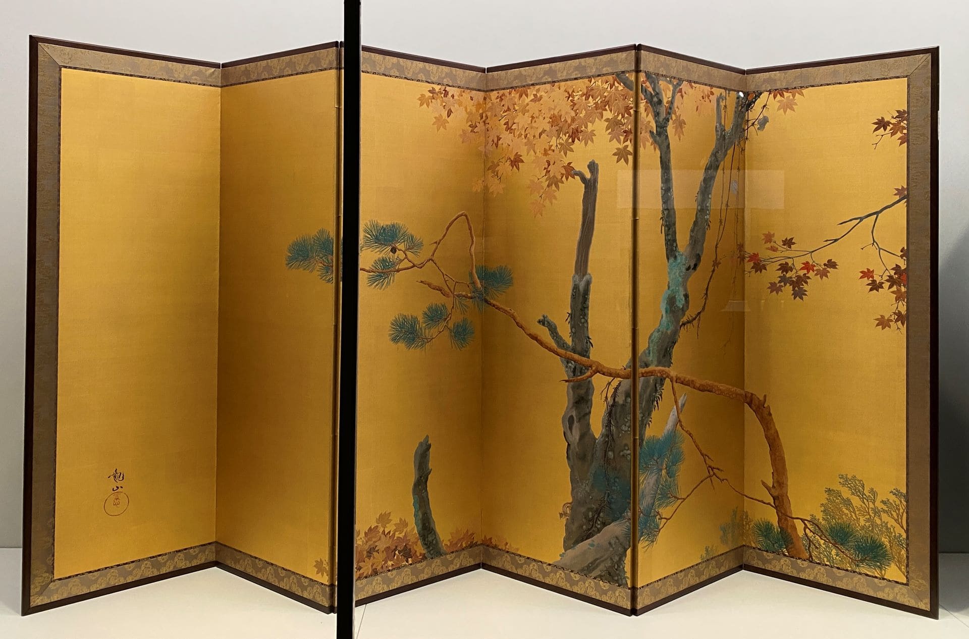 下村觀山，〈小倉山〉，1909，橫濱美術館藏（左）。（攝影／顏子軒）
